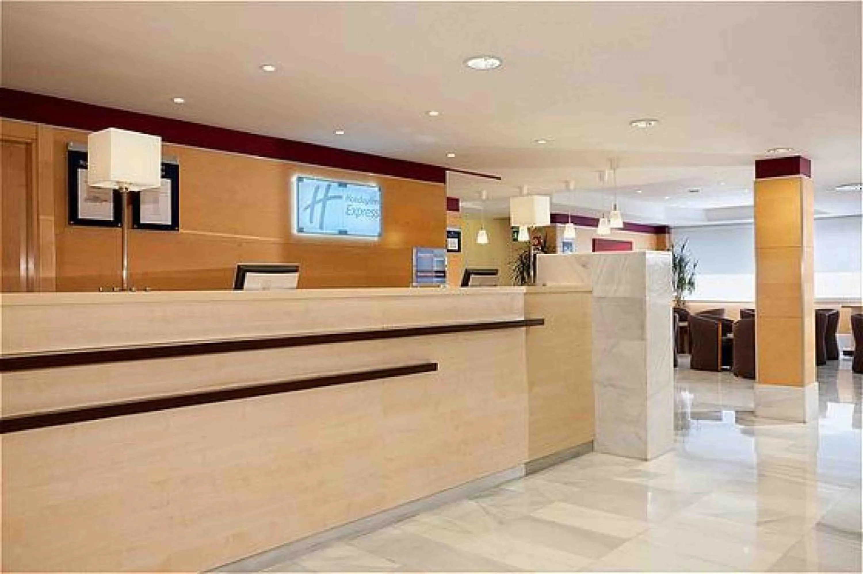 Lobby or reception in Holiday Inn Express Alcobendas by IHG