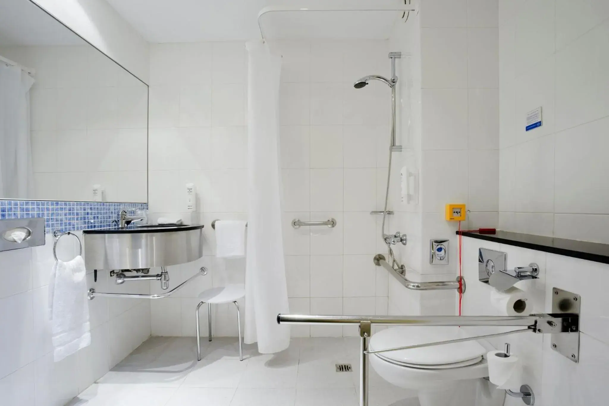 Photo of the whole room, Bathroom in Holiday Inn Express Alcobendas