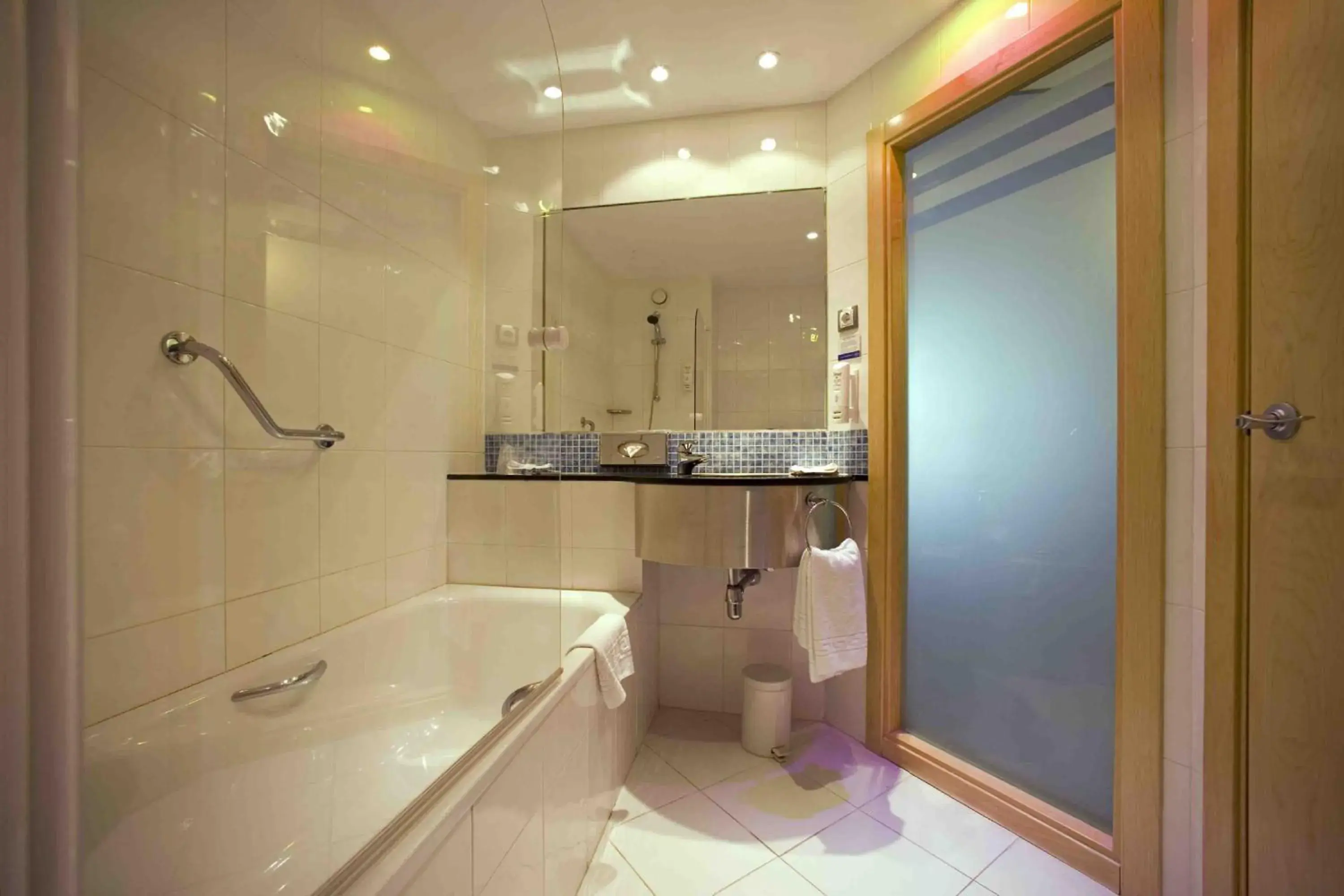 Bathroom in Holiday Inn Express Alcobendas