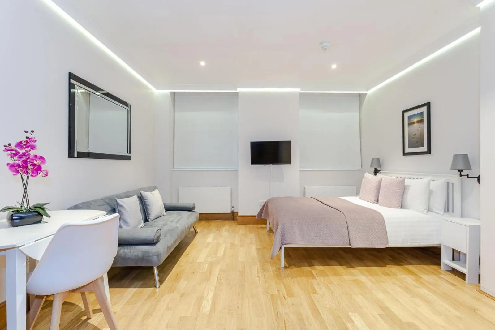 Photo of the whole room, Bed in Cleveland Residences Russell Square