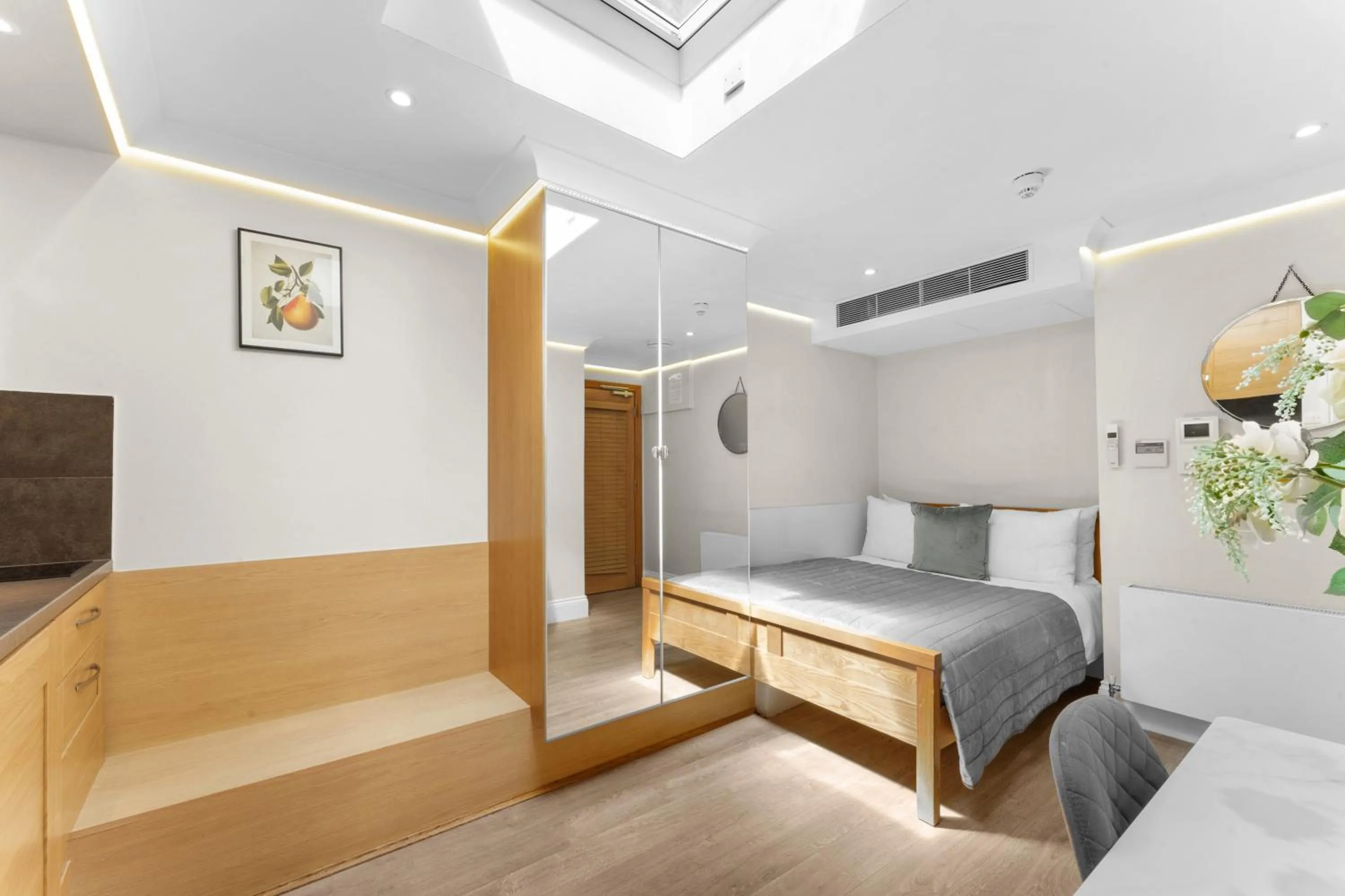 Living room, Bed in Cleveland Residences Russell Square