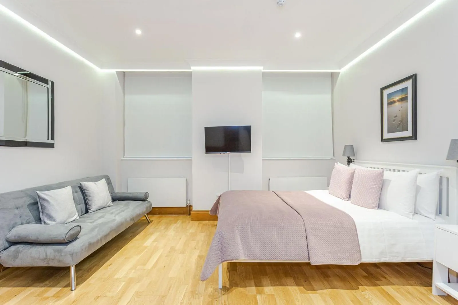 Photo of the whole room, Bed in Cleveland Residences Russell Square