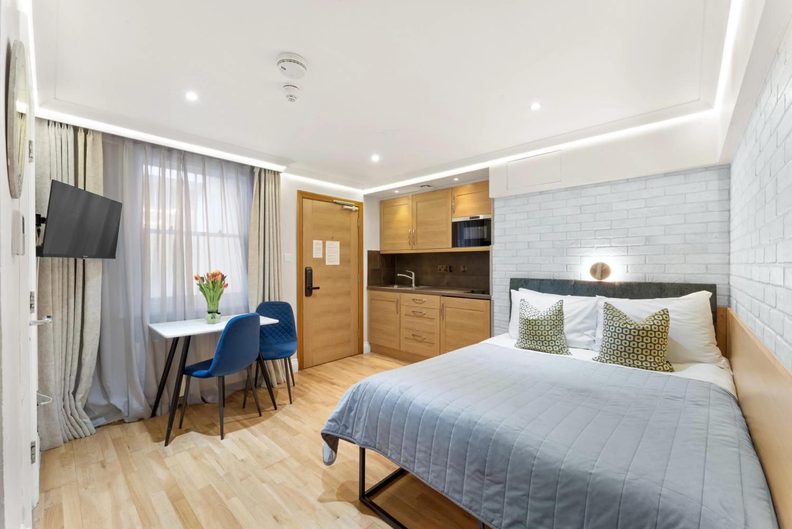 Photo of the whole room, Bed in Cleveland Residences Russell Square