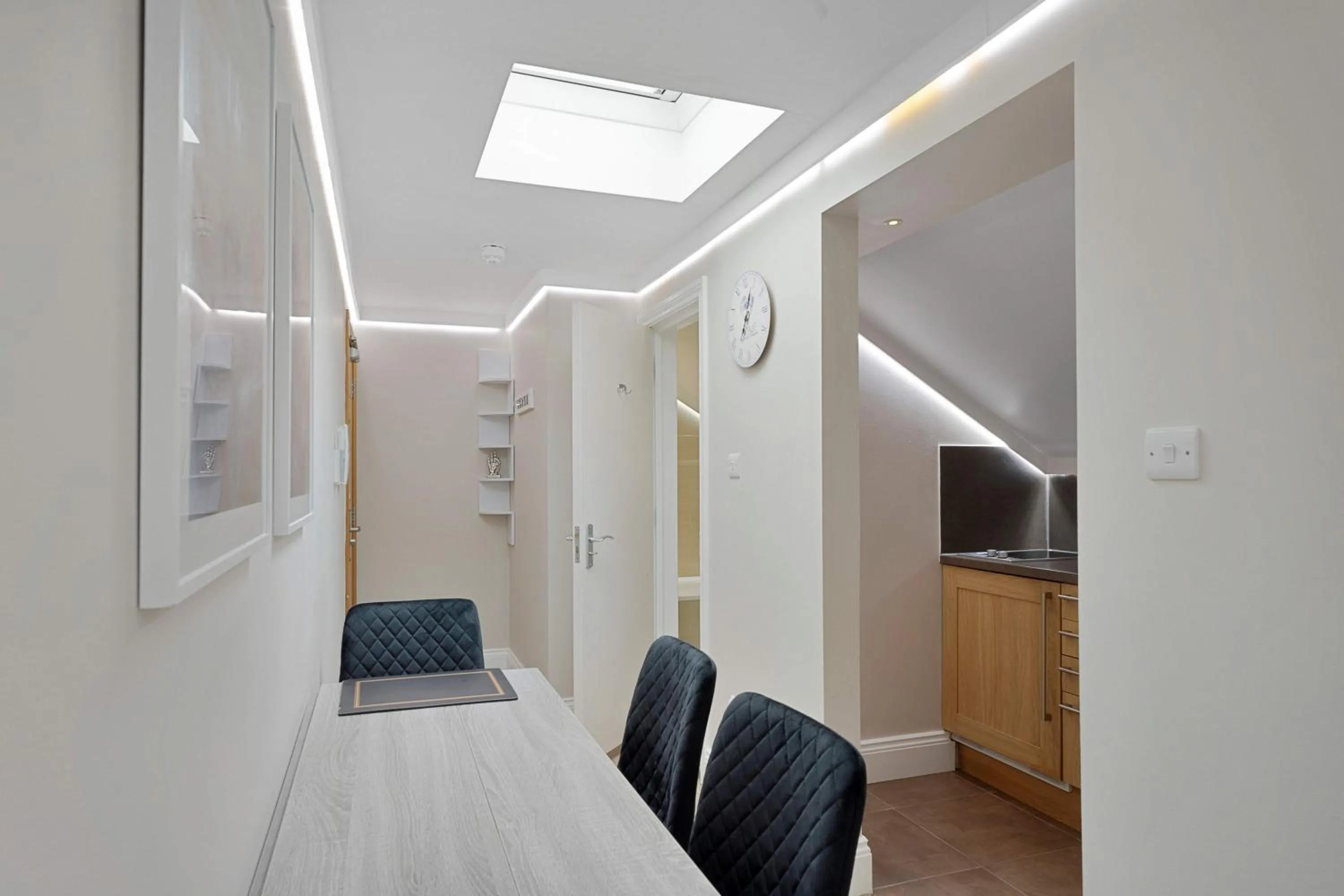 Seating area, Bed in Cleveland Residences Russell Square
