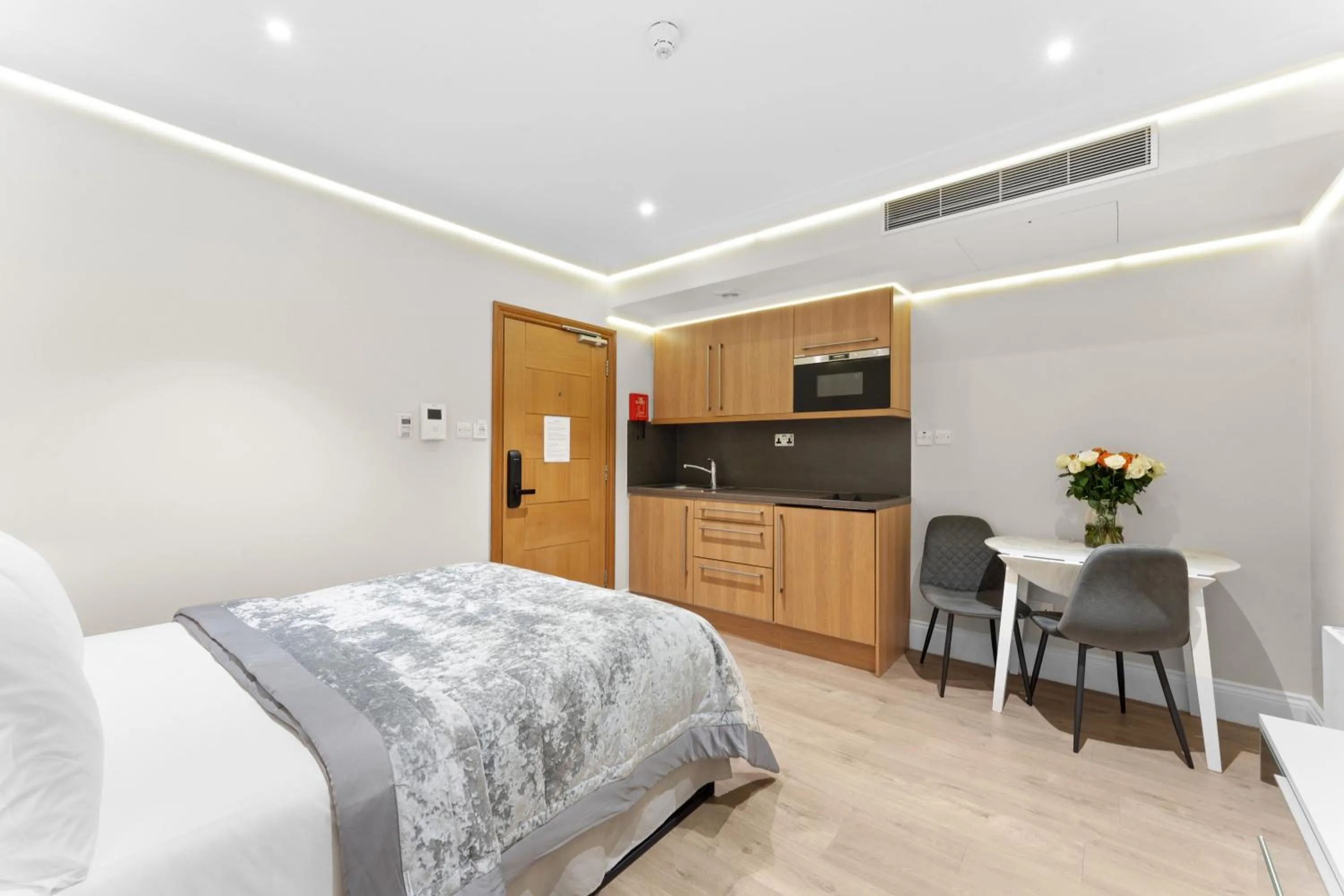 Kitchen or kitchenette, Bed in Cleveland Residences Russell Square