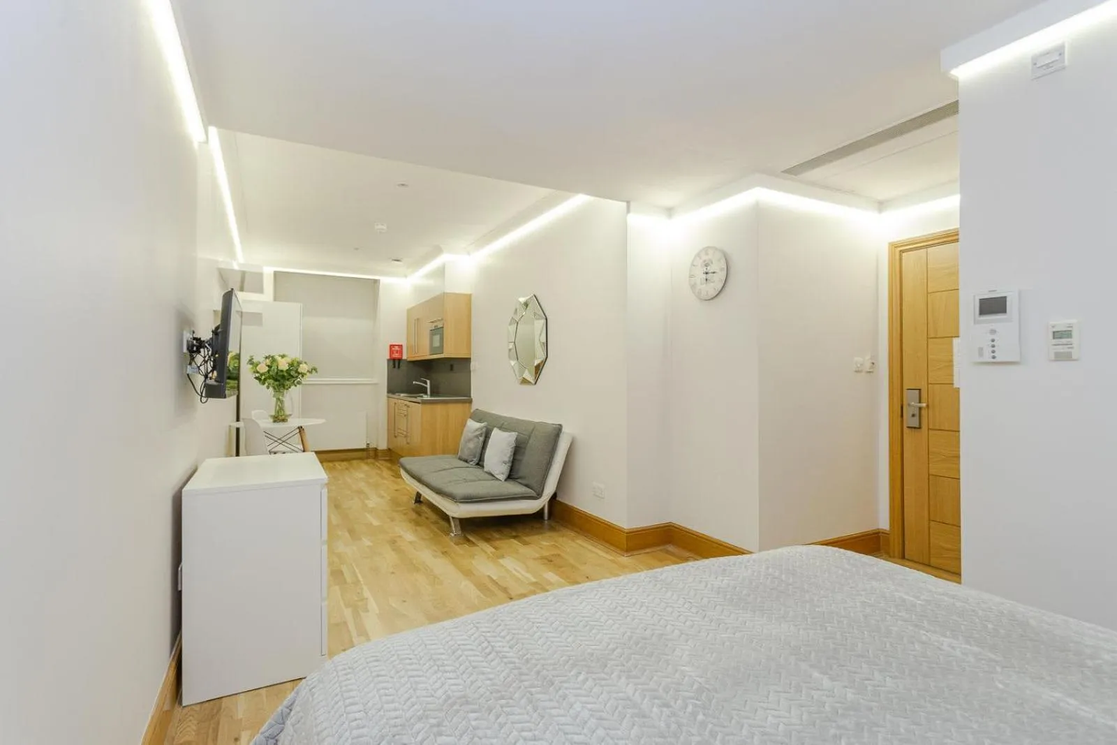 Photo of the whole room, Bed in Cleveland Residences Russell Square