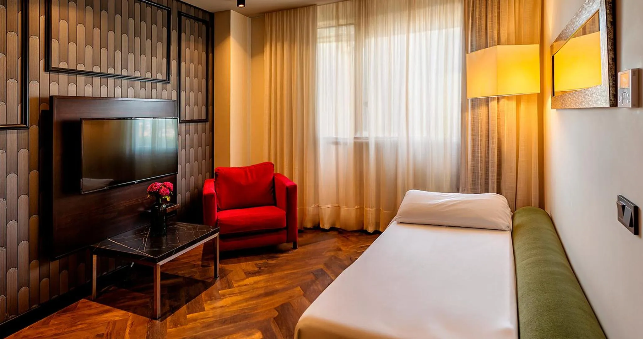 Seating area, Bed in Vértice Sevilla Aljarafe