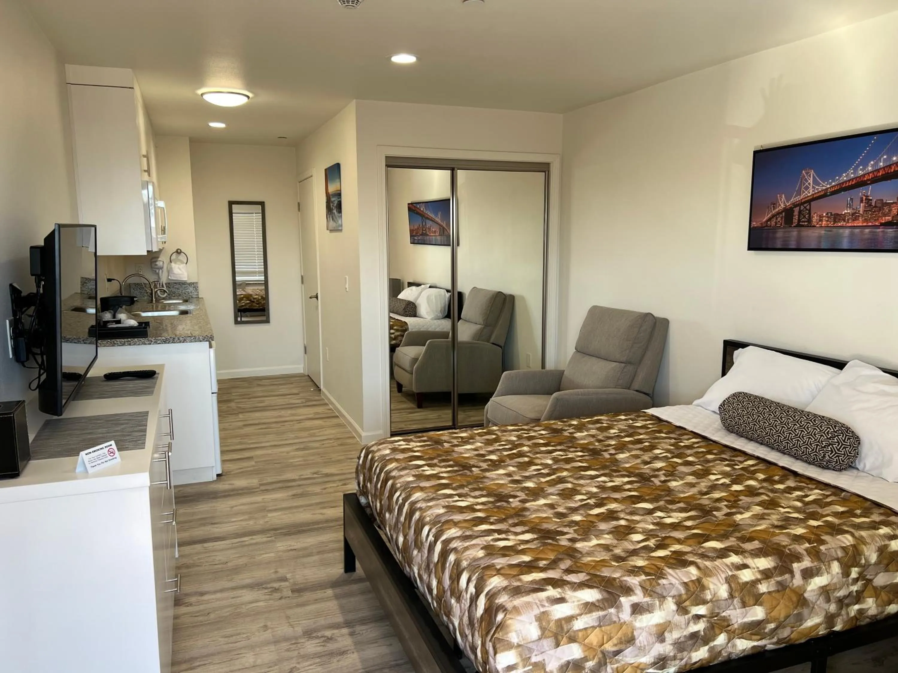 Bed in Villa Alamari Inn and Suites