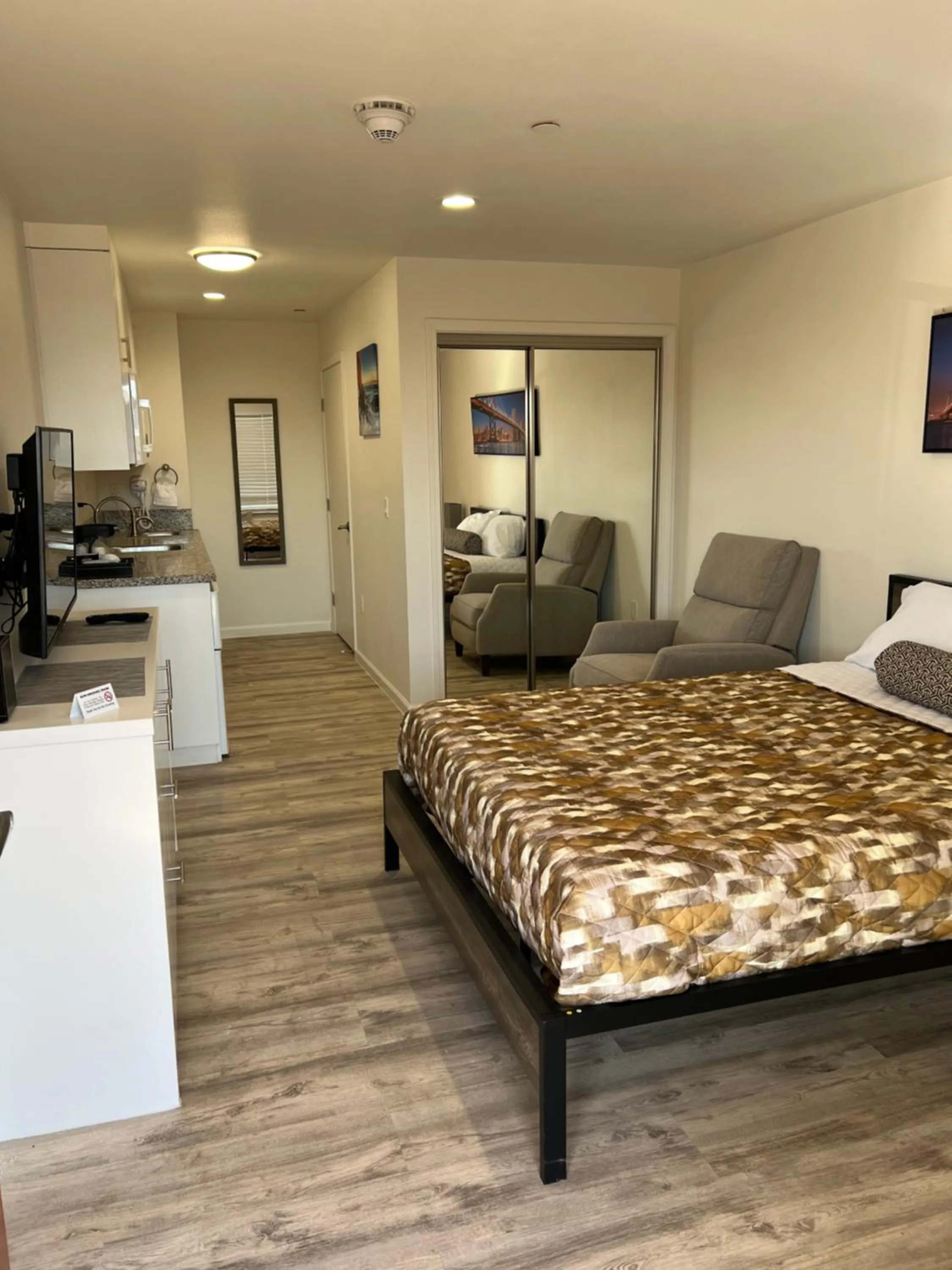 Bed in Villa Alamari Inn and Suites