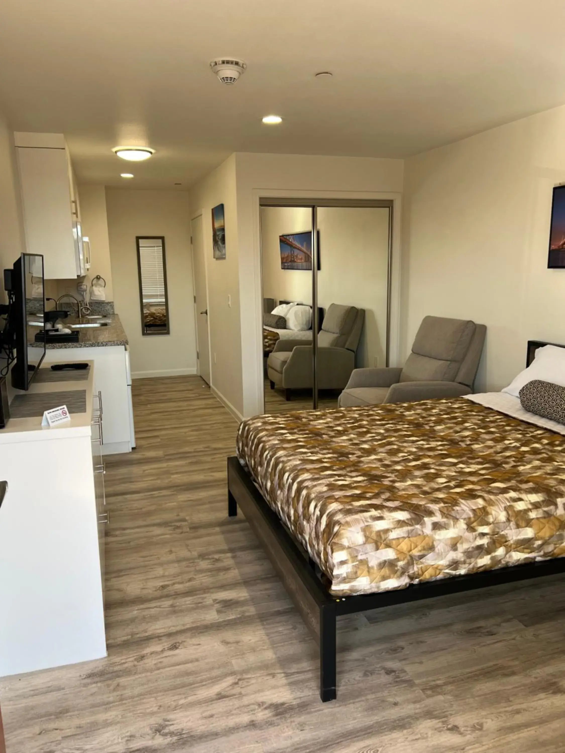 Bed in Villa Alamari Inn and Suites Bed in Villa Alamari Inn and Suites