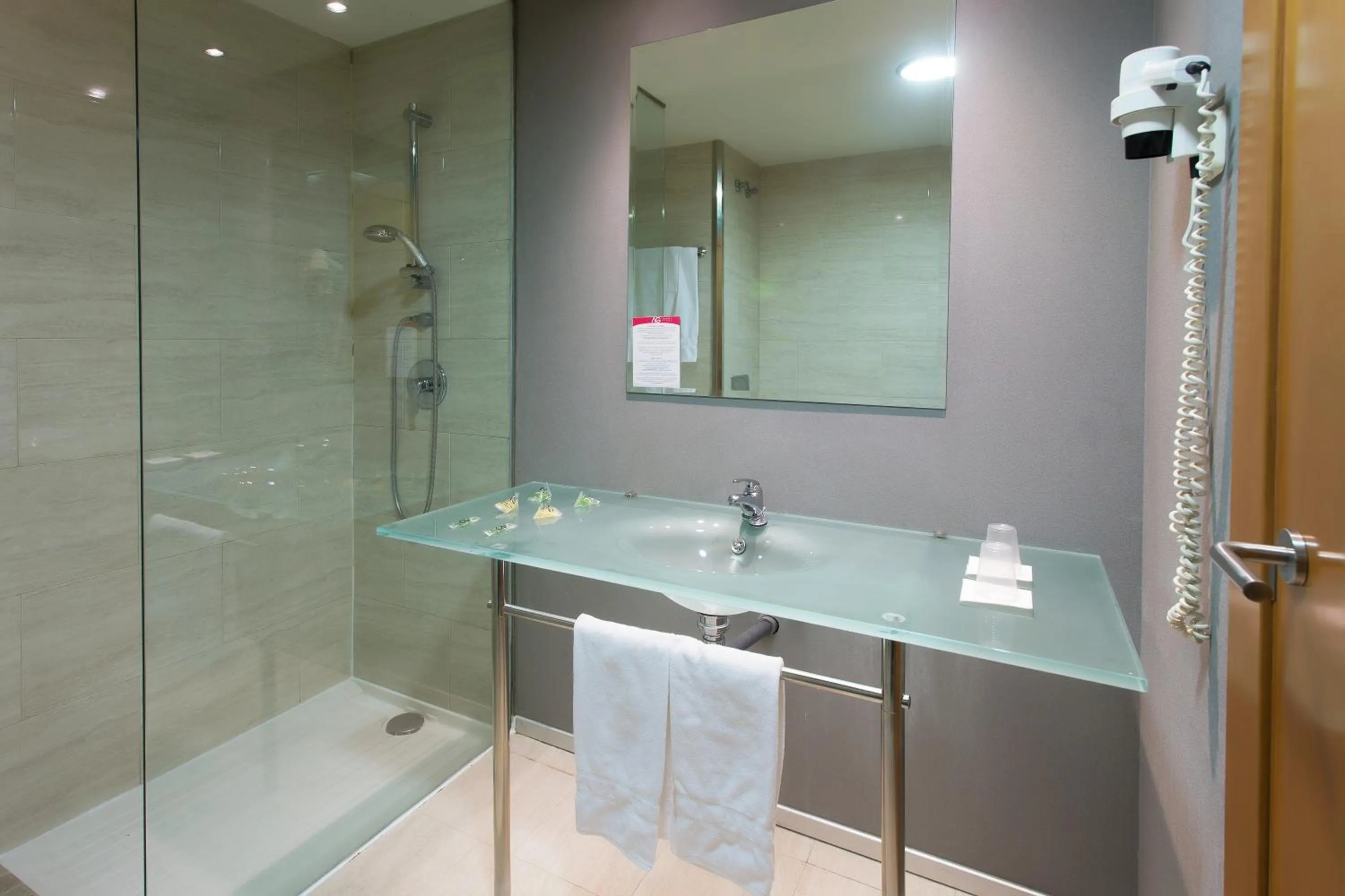 Shower in Hotel AG Express Elche