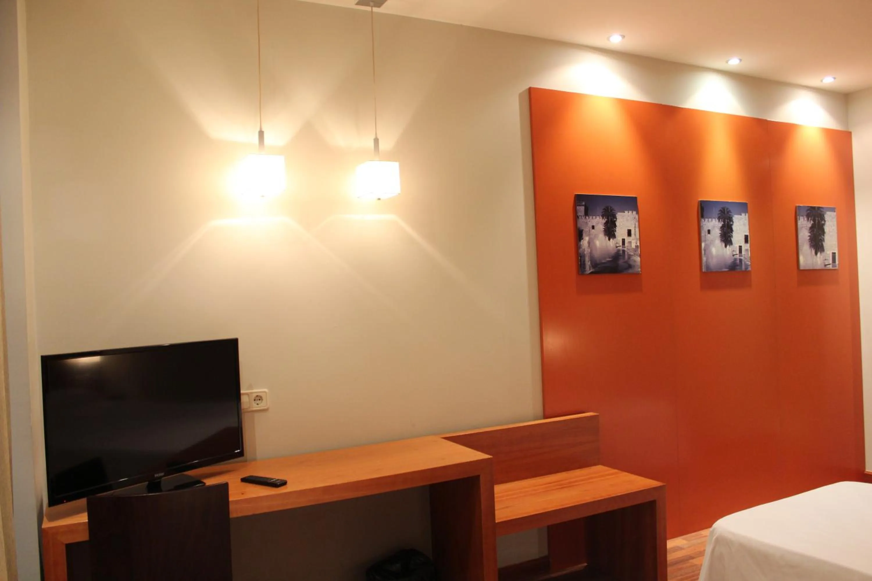 TV and multimedia, Bed in Hotel AG Express Elche