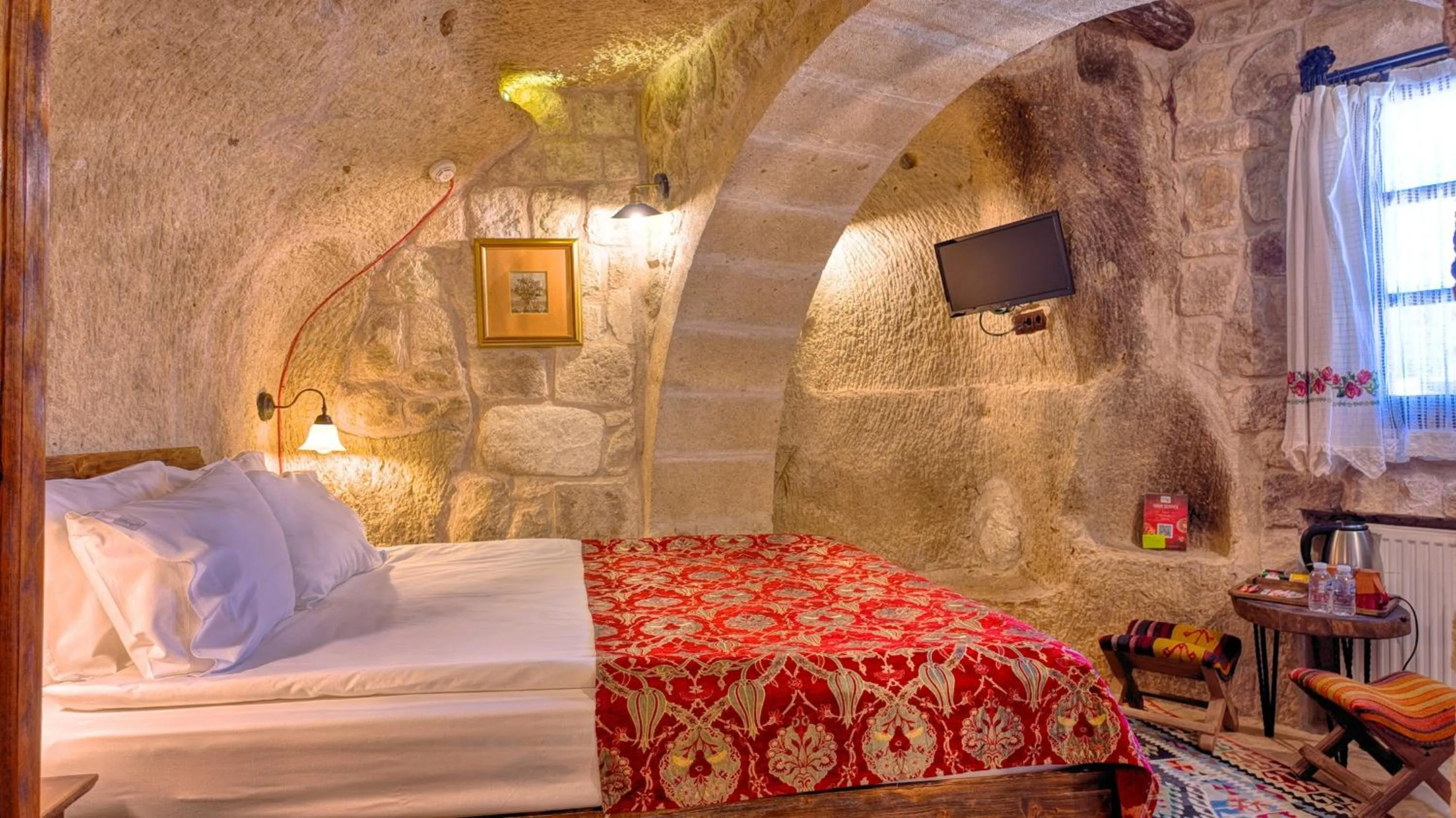 TV and multimedia, Bed in Shiraz Cave Cappadocia