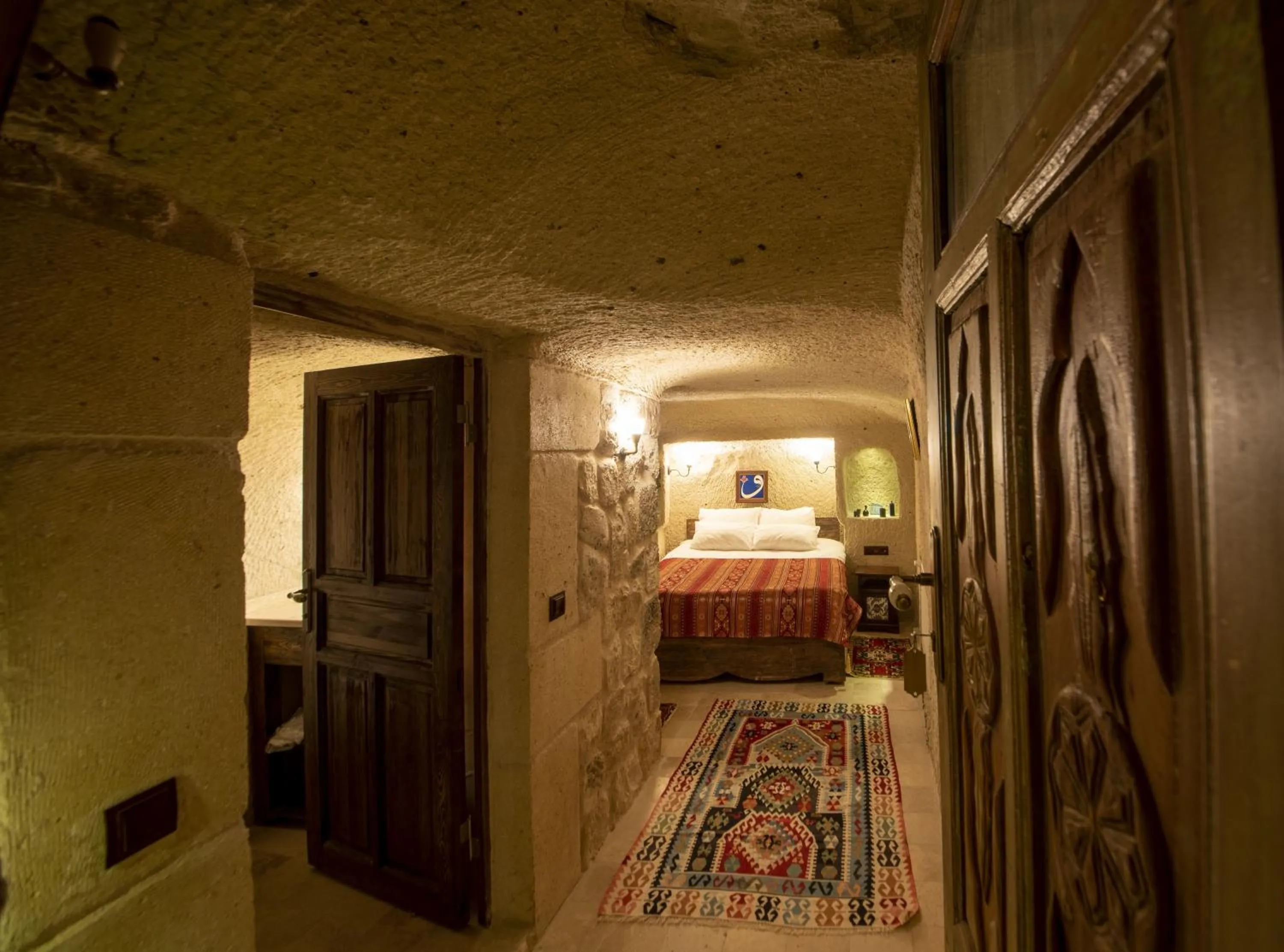 Photo of the whole room, Bed in Shiraz Cave Cappadocia