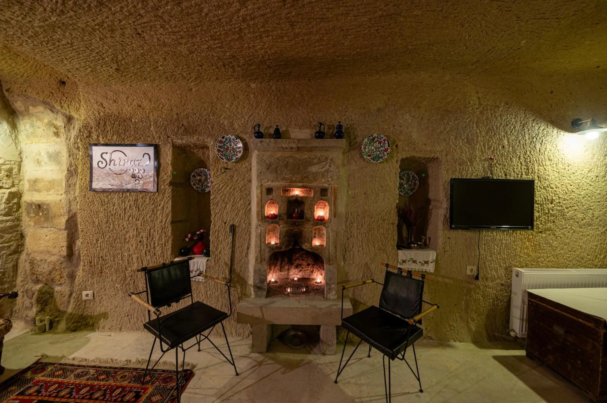 Communal lounge/ TV room in Shiraz Cave Cappadocia