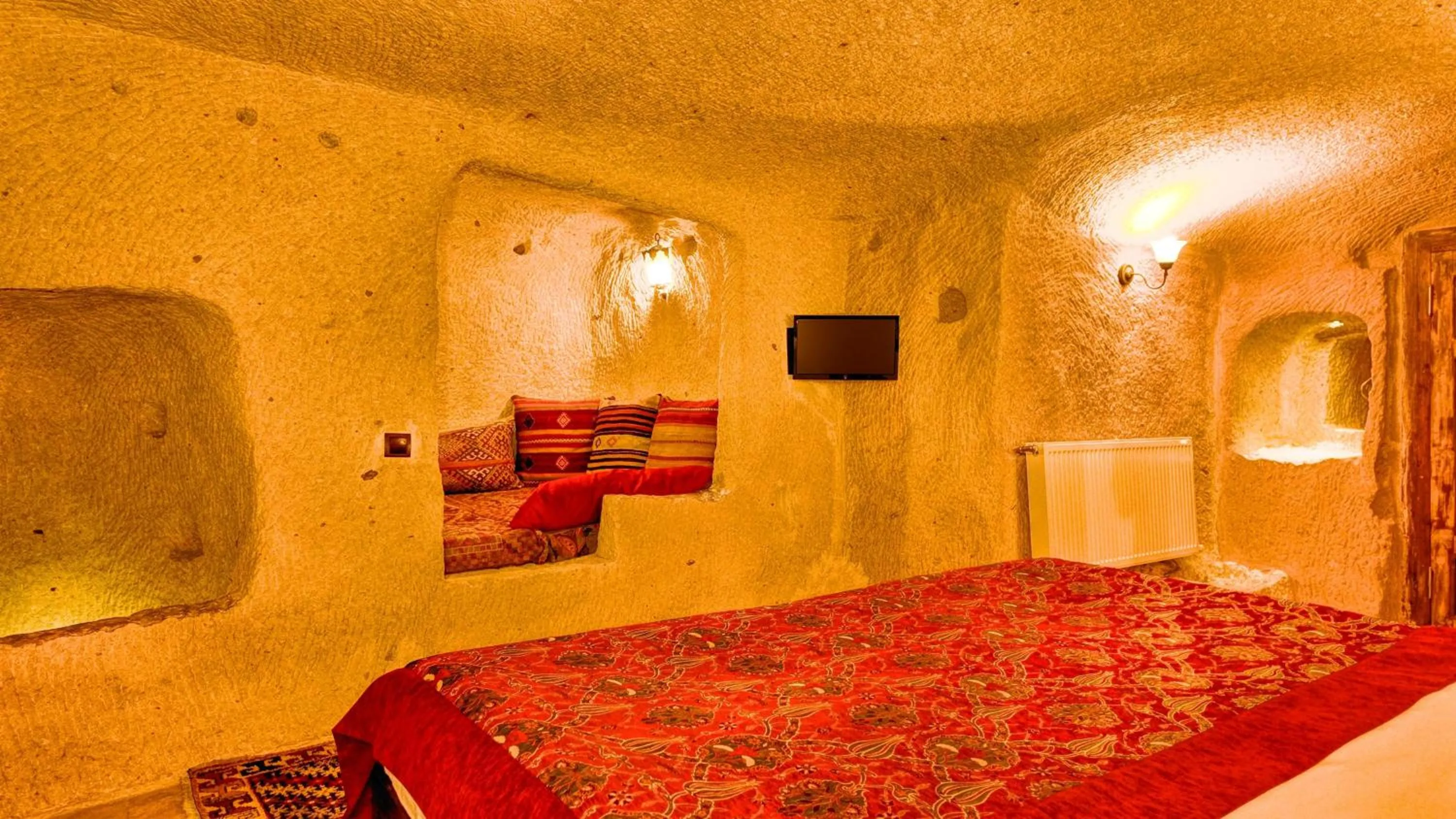 Seating area, Bed in Shiraz Cave Cappadocia