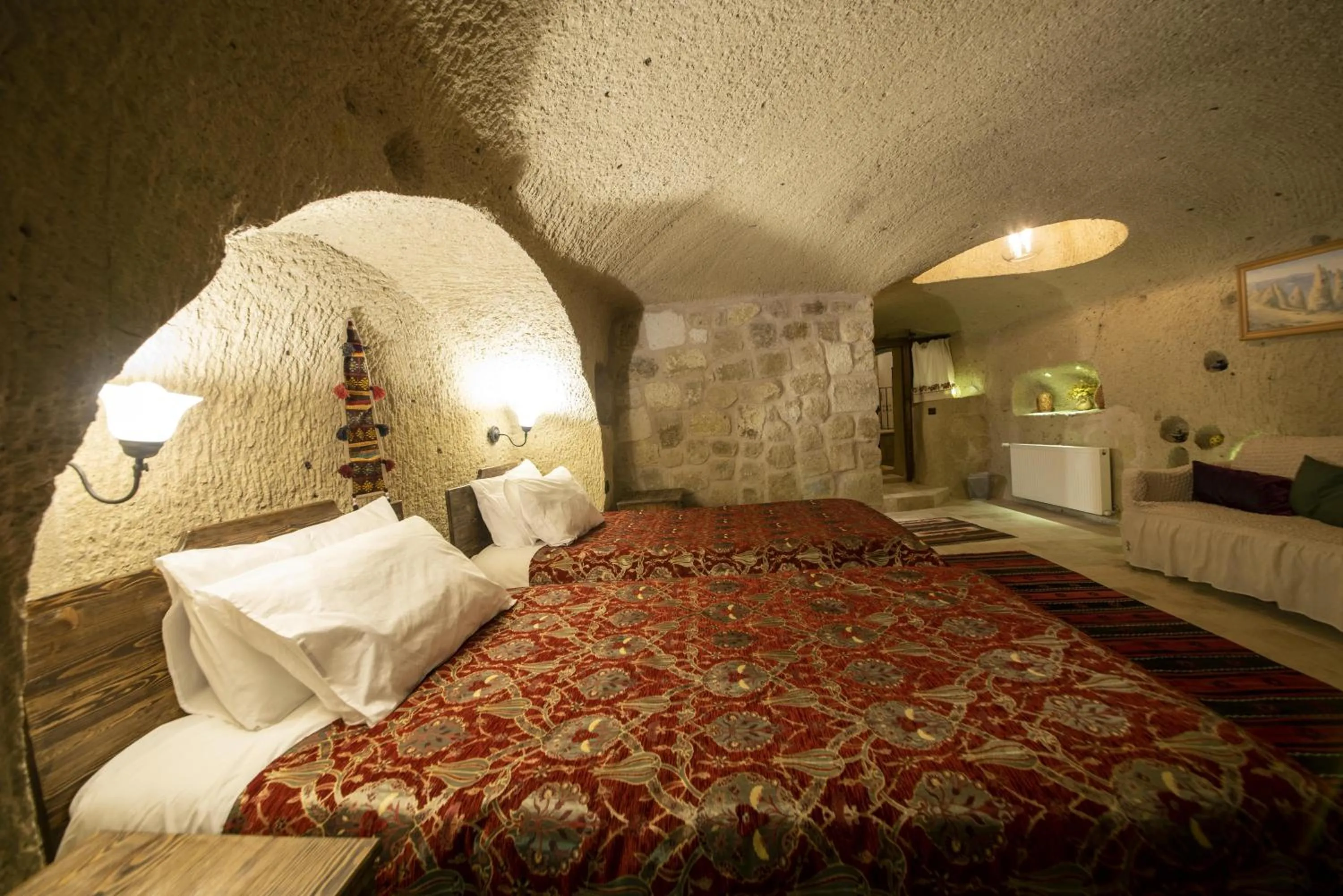 Photo of the whole room, Bed in Shiraz Cave Cappadocia