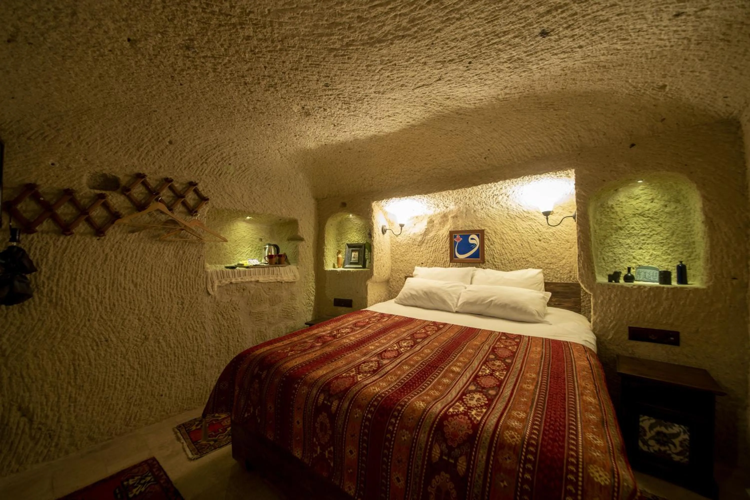Bedroom, Bed in Shiraz Cave Cappadocia