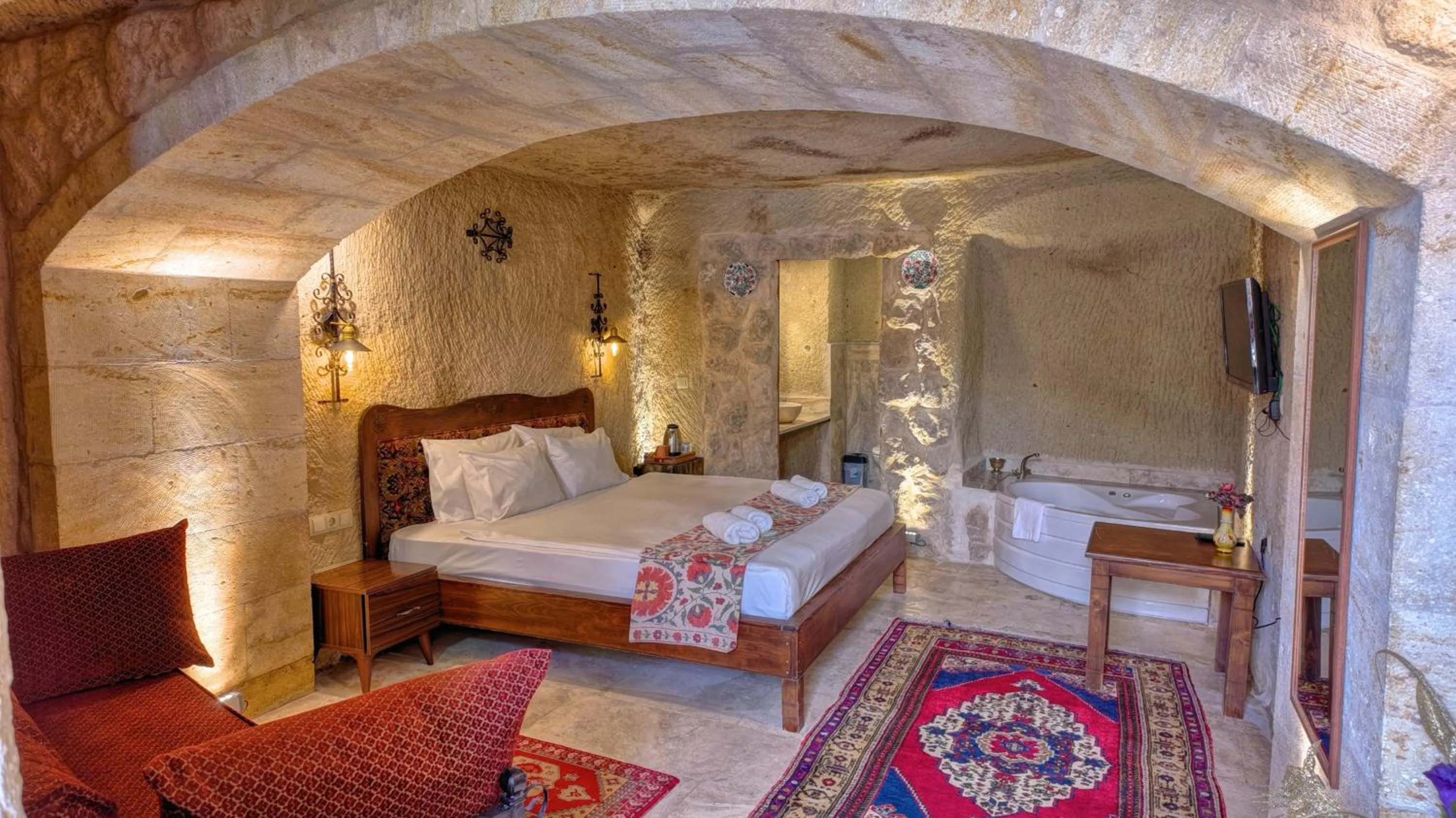 Photo of the whole room, Bed in Shiraz Cave Cappadocia