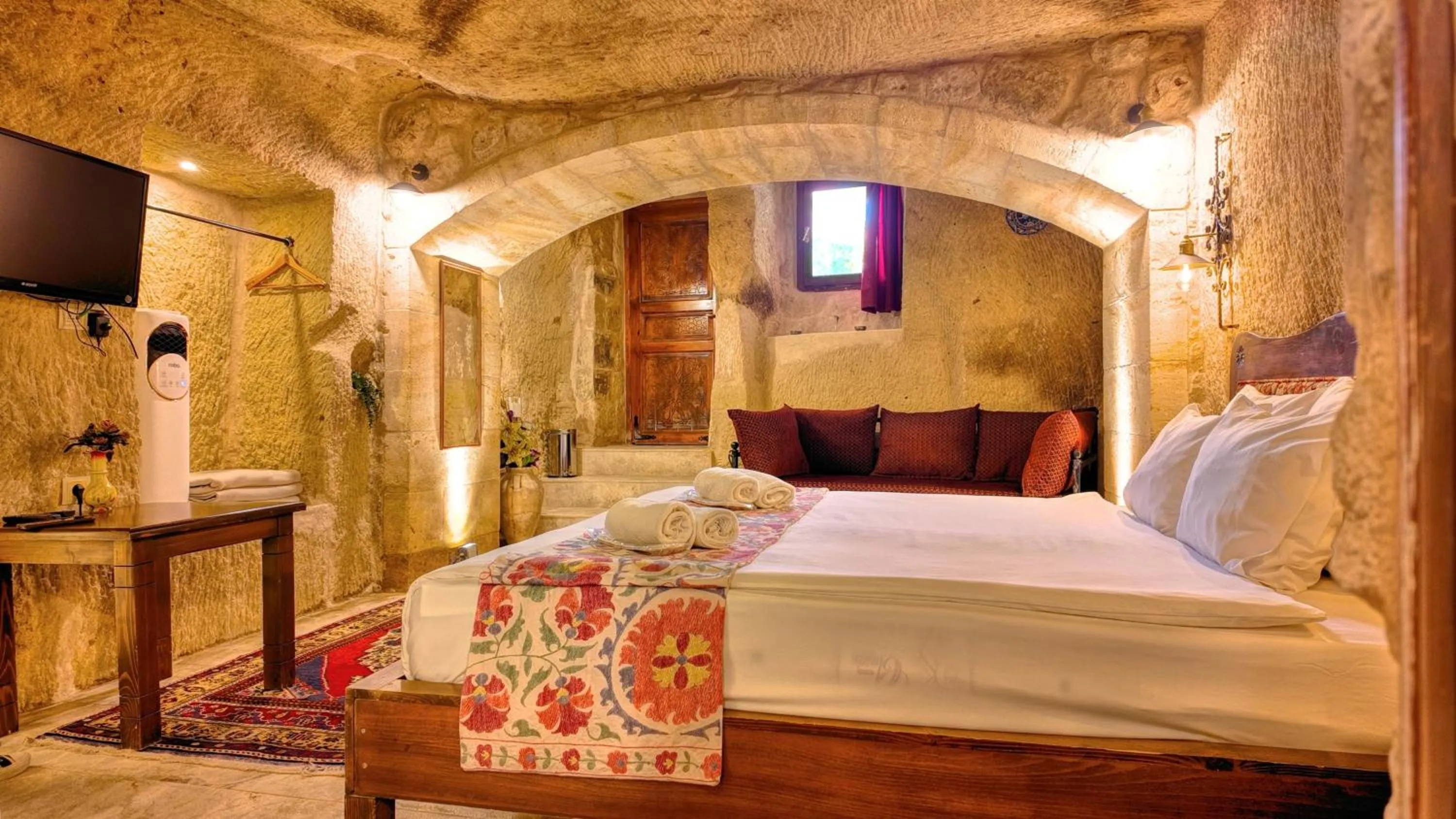 TV and multimedia, Bed in Shiraz Cave Cappadocia