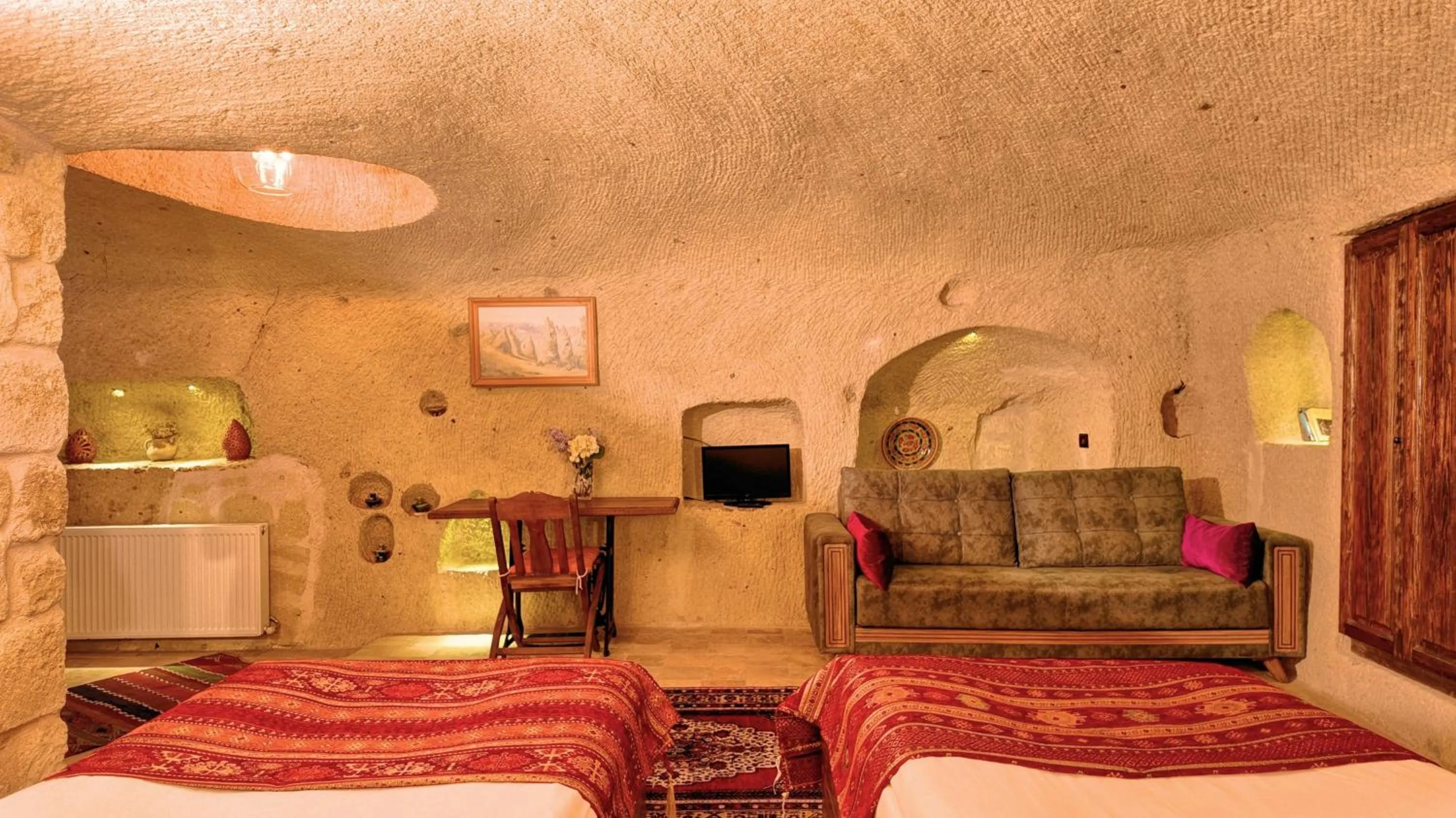 Bedroom, Bed in Shiraz Cave Cappadocia