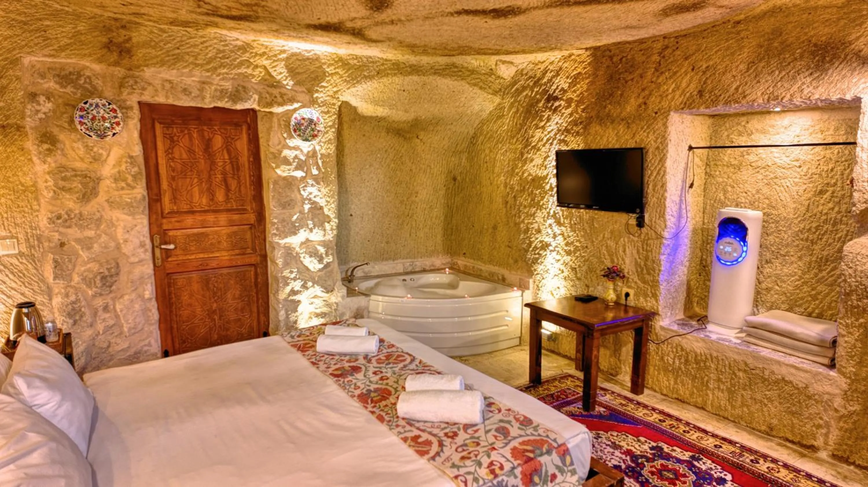 Photo of the whole room, Bed in Shiraz Cave Cappadocia