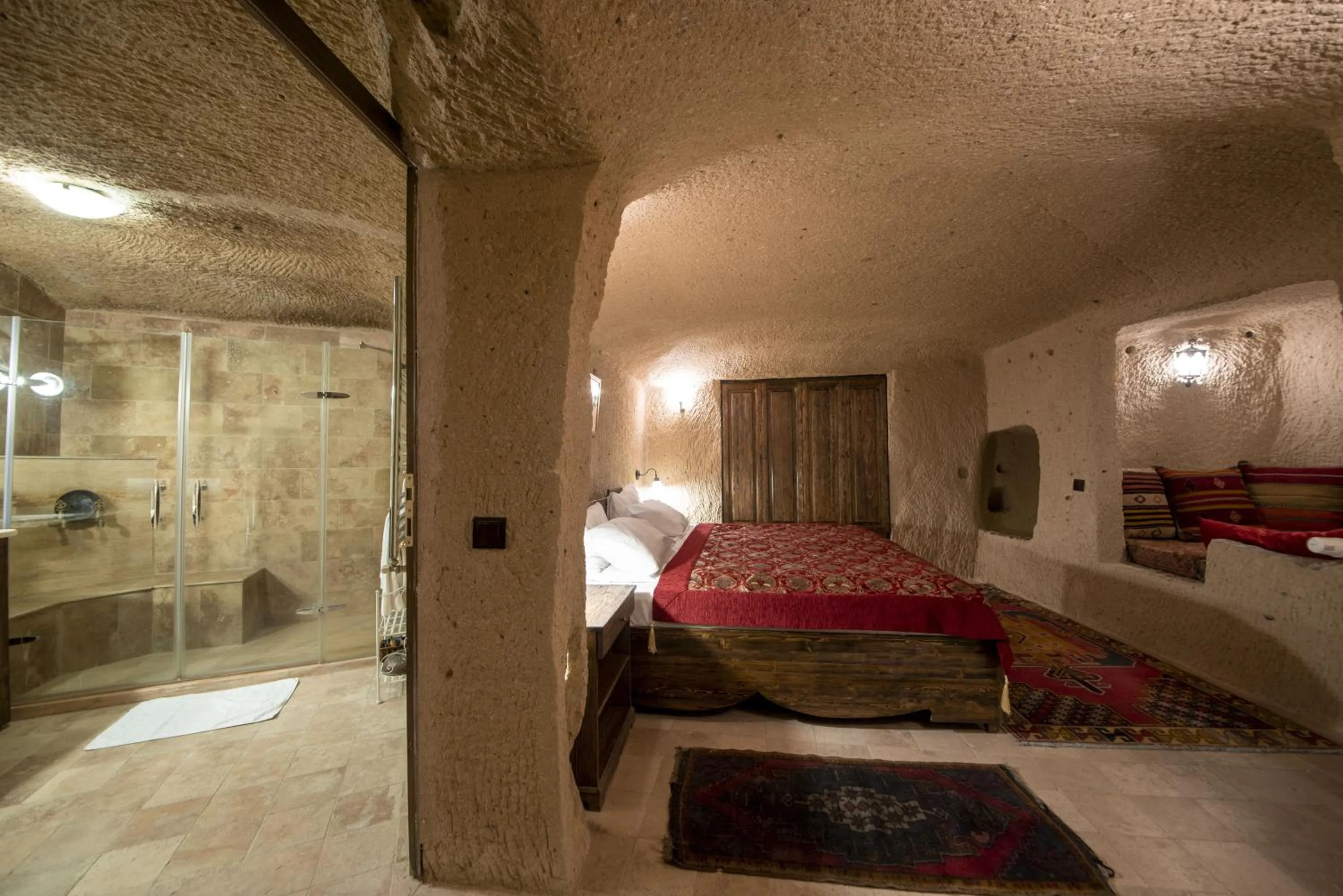 Photo of the whole room, Bed in Shiraz Cave Cappadocia
