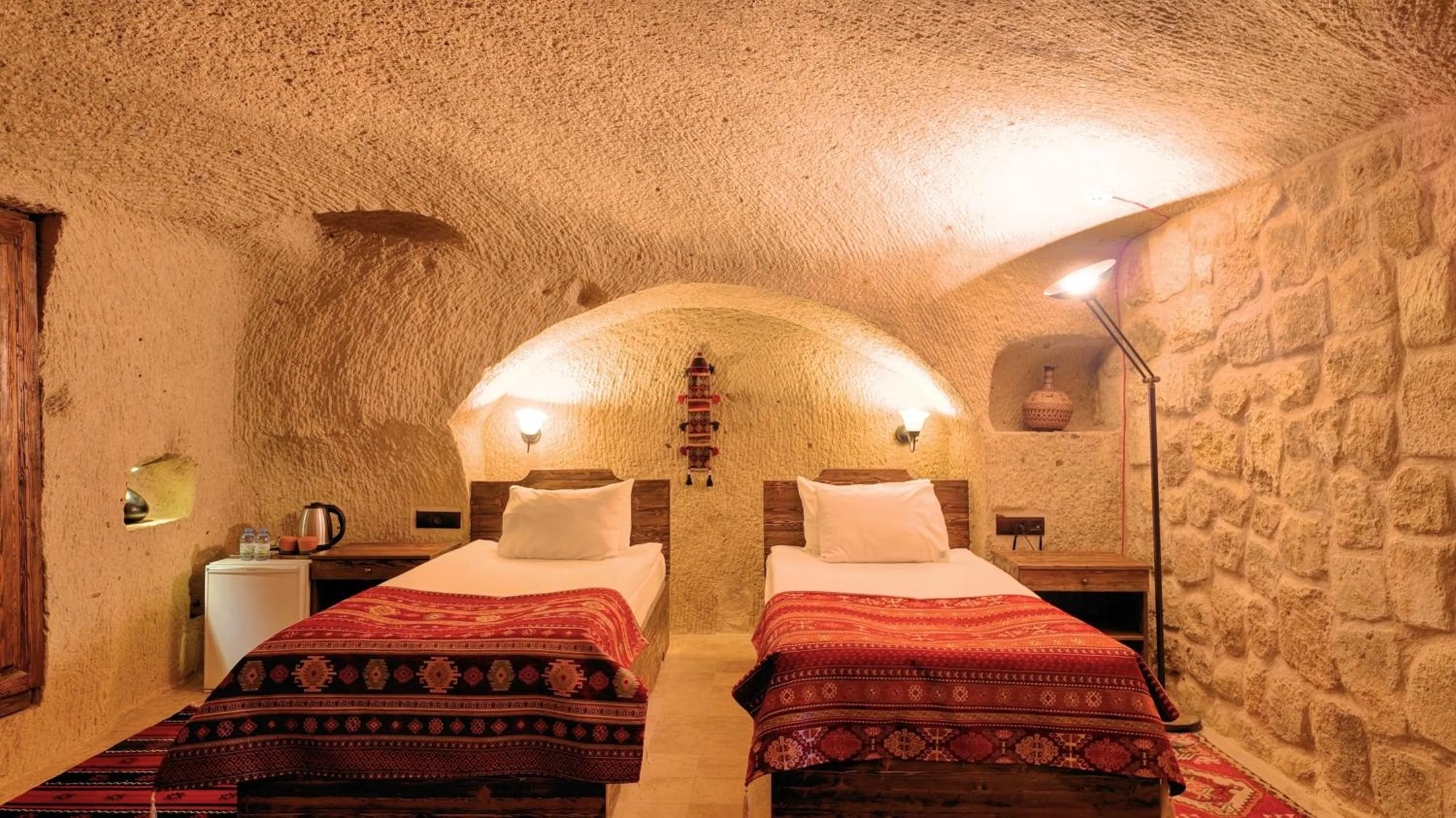 Bedroom, Bed in Shiraz Cave Cappadocia