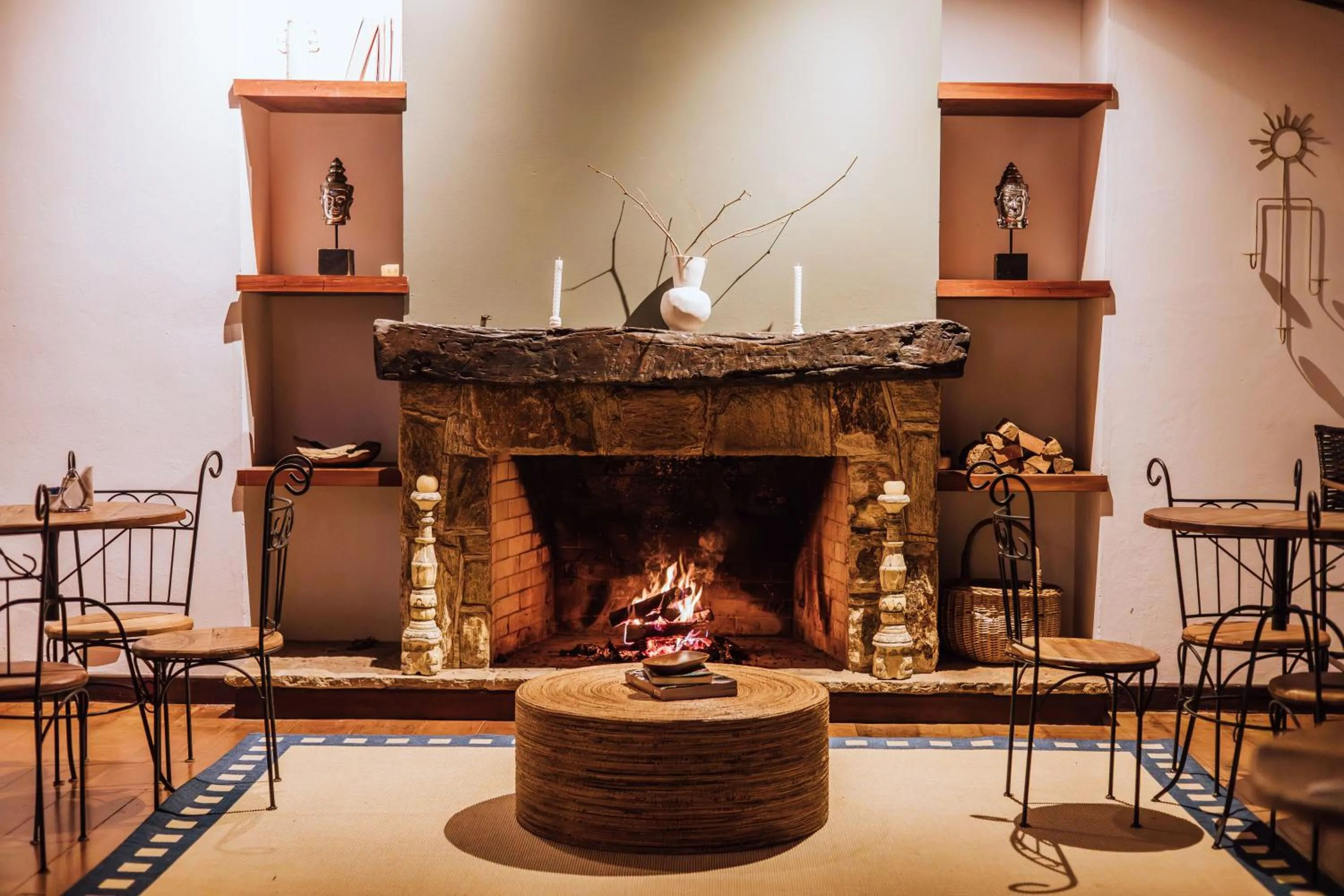 fireplace in Smart Hotel Reserva Campos do Jordão