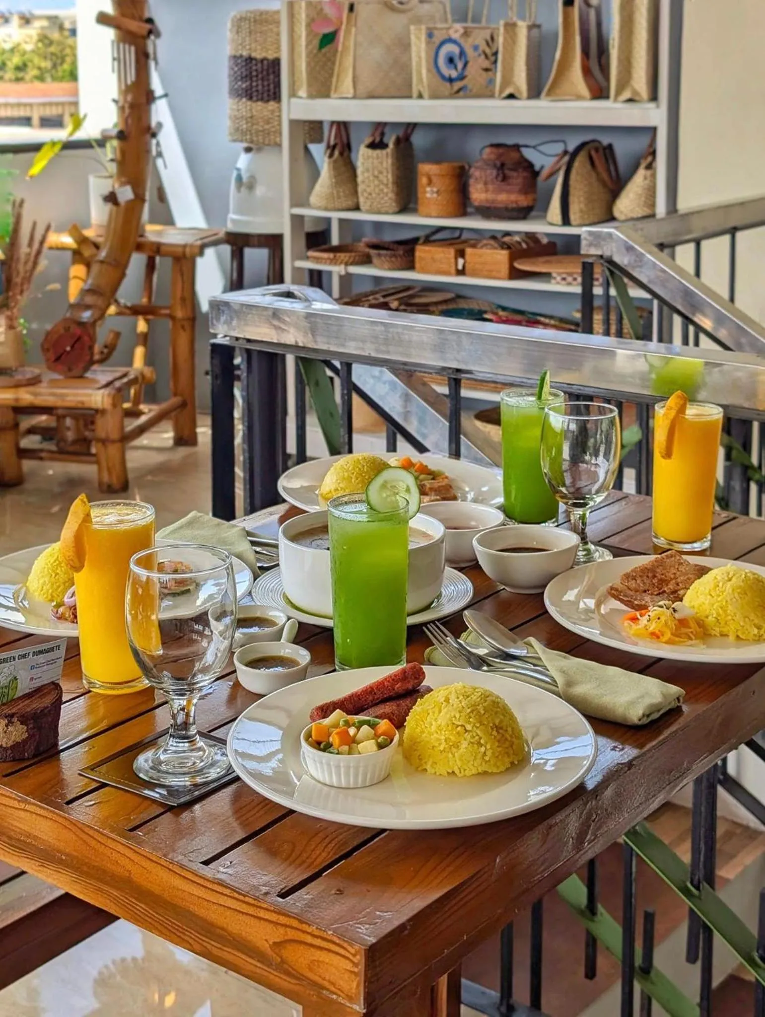 Restaurant/places to eat in Kayong's Inn