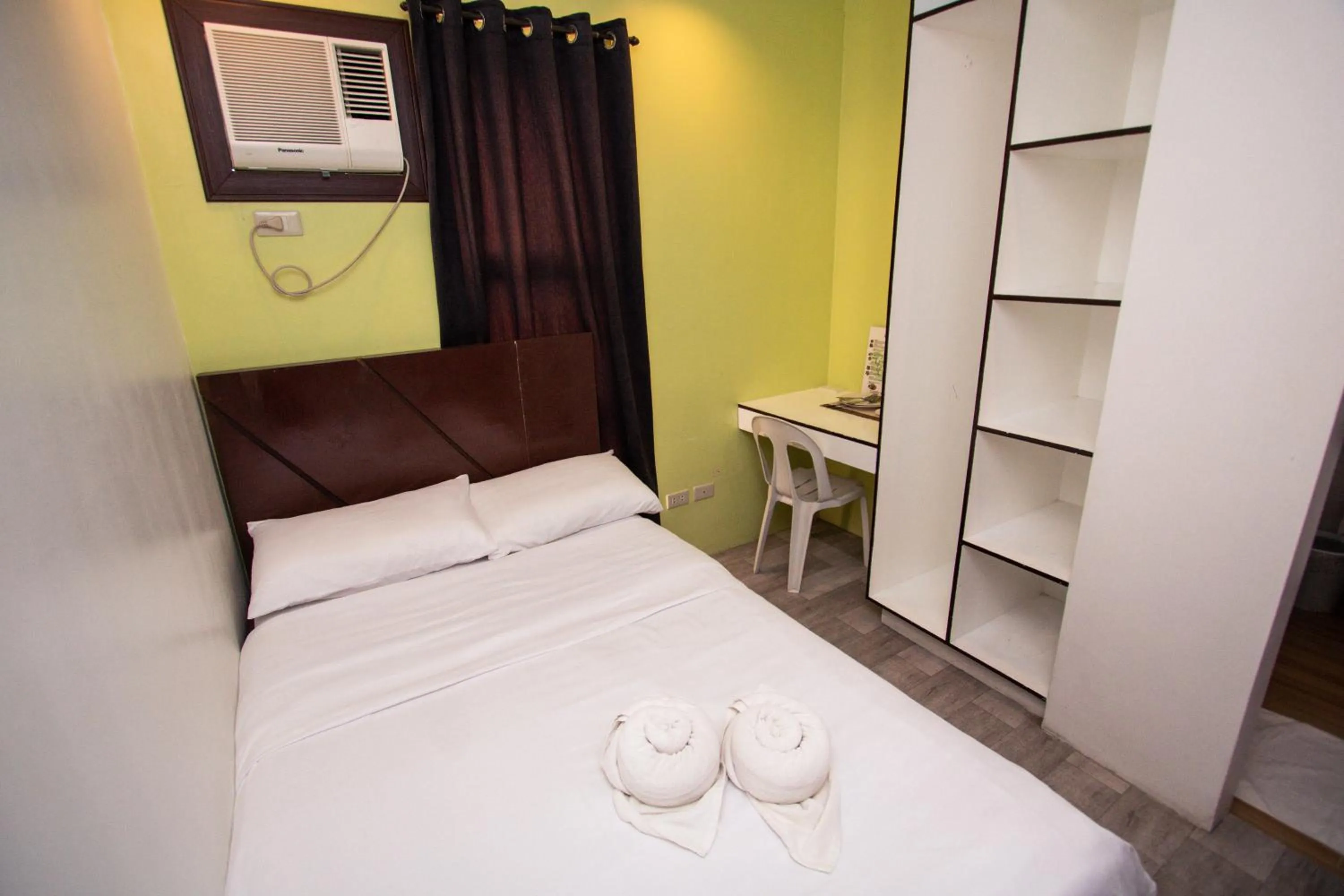 Photo of the whole room, Bed in Kayong's Inn