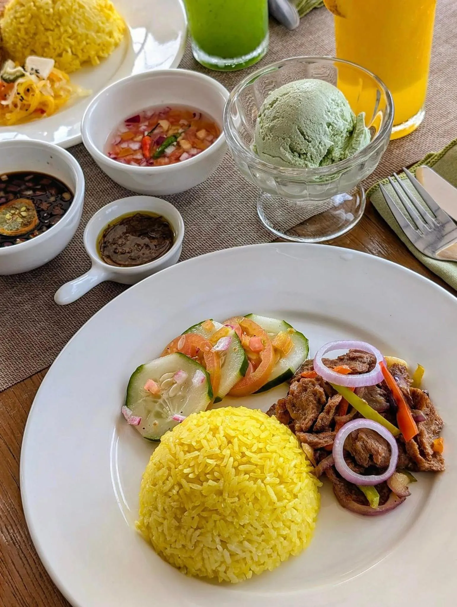 Restaurant/places to eat in Kayong's Inn