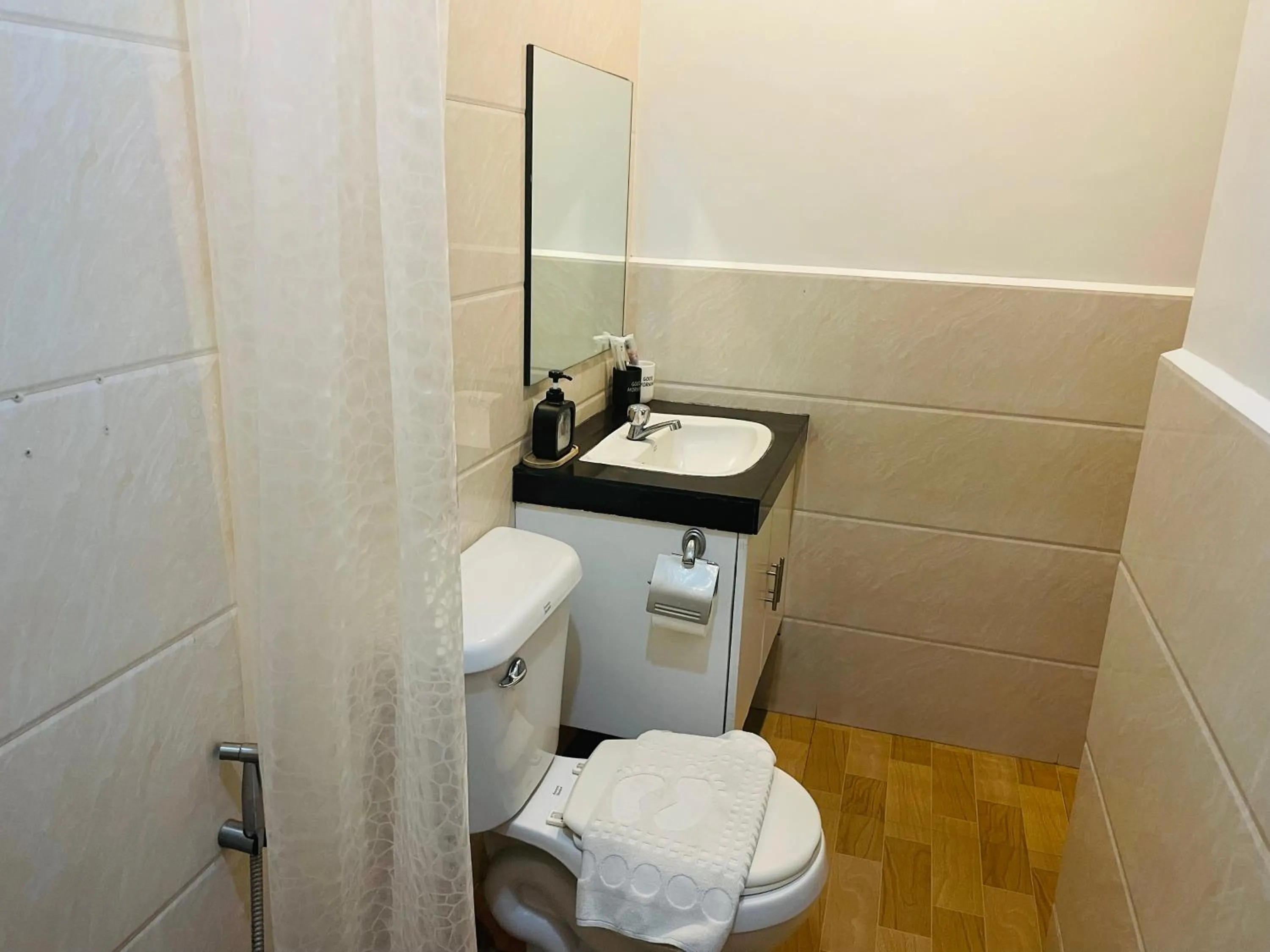 Toilet in Kayong's Inn