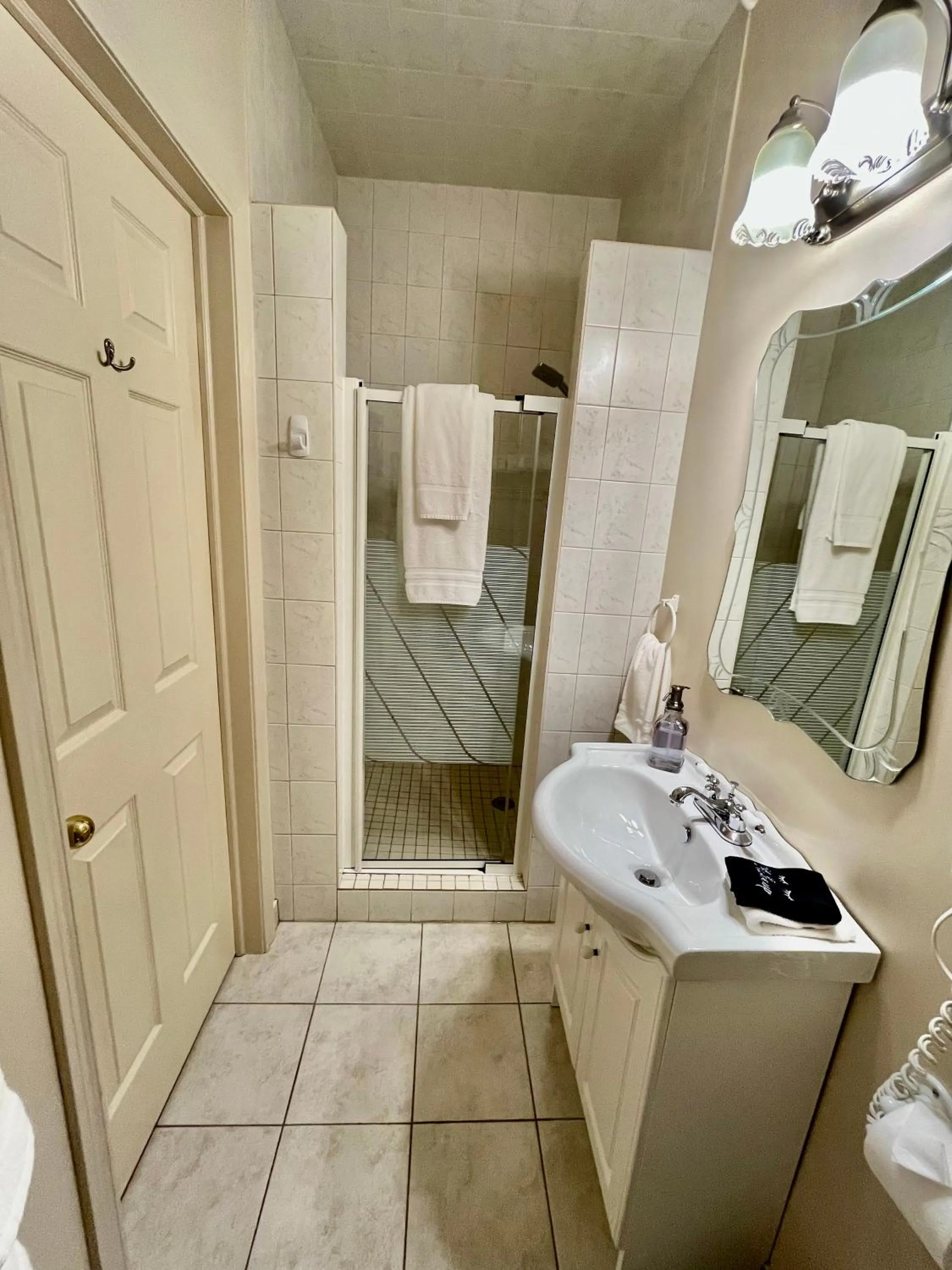 Bathroom in Belle View Manor Inn