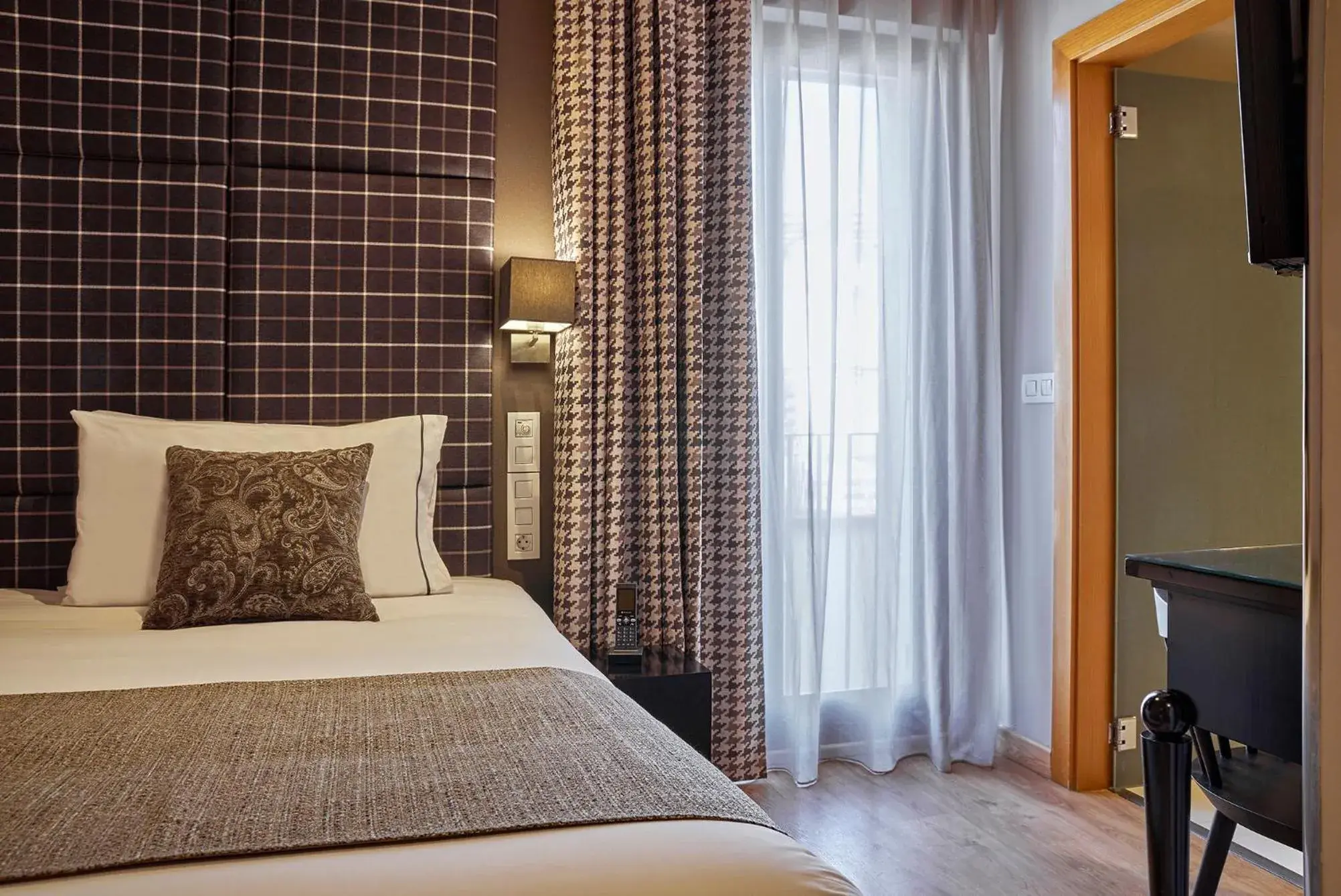 Bedroom, Bed in Hesperia Barcelona Barri Gòtic Bedroom, Bed in Hesperia Barcelona Barri Gòtic