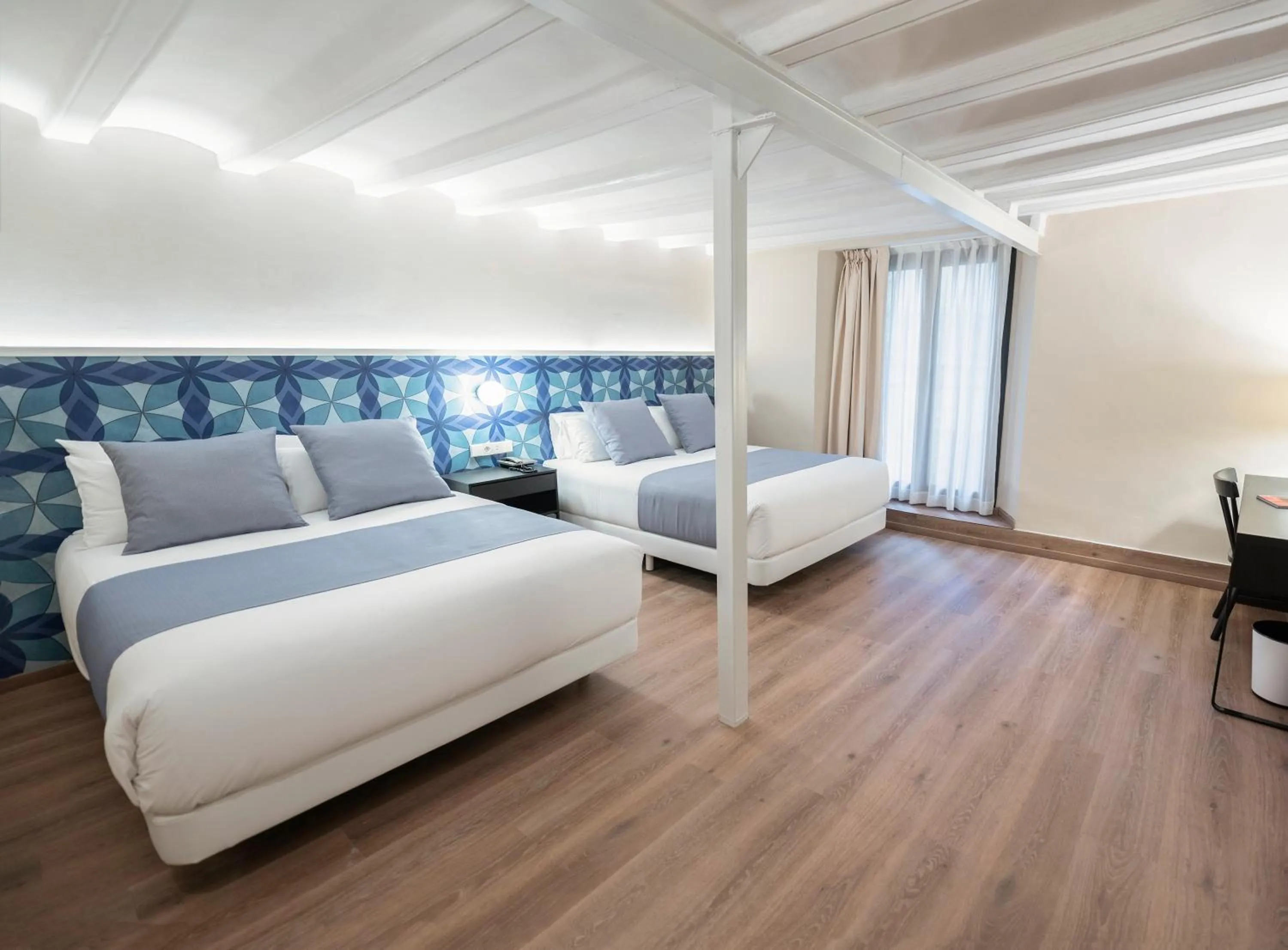 Photo of the whole room, Bed in Hesperia Barcelona Barri Gòtic