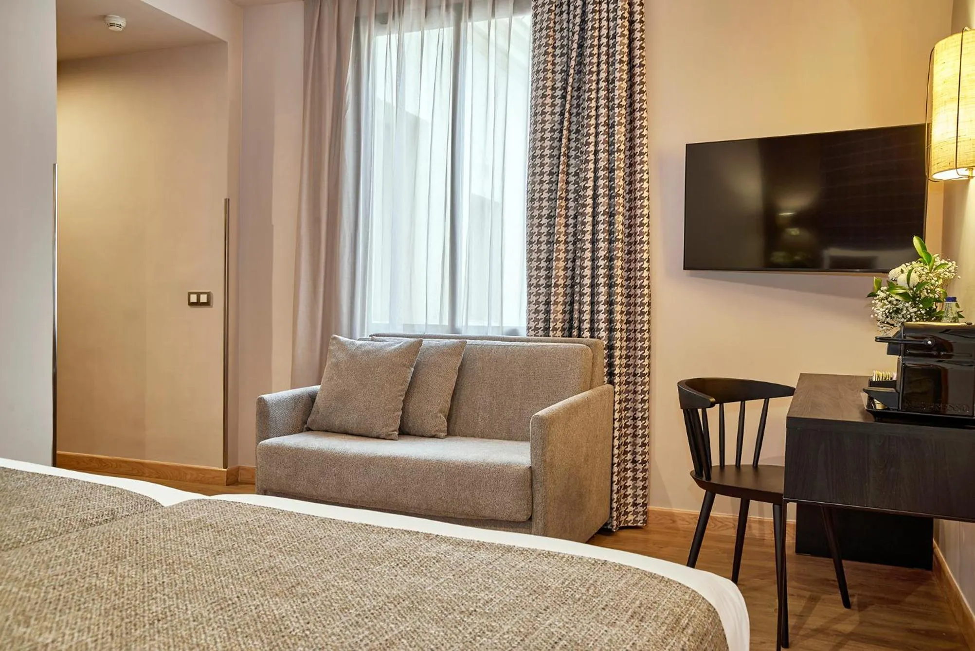 Seating area, Bed in Hesperia Barcelona Barri Gòtic