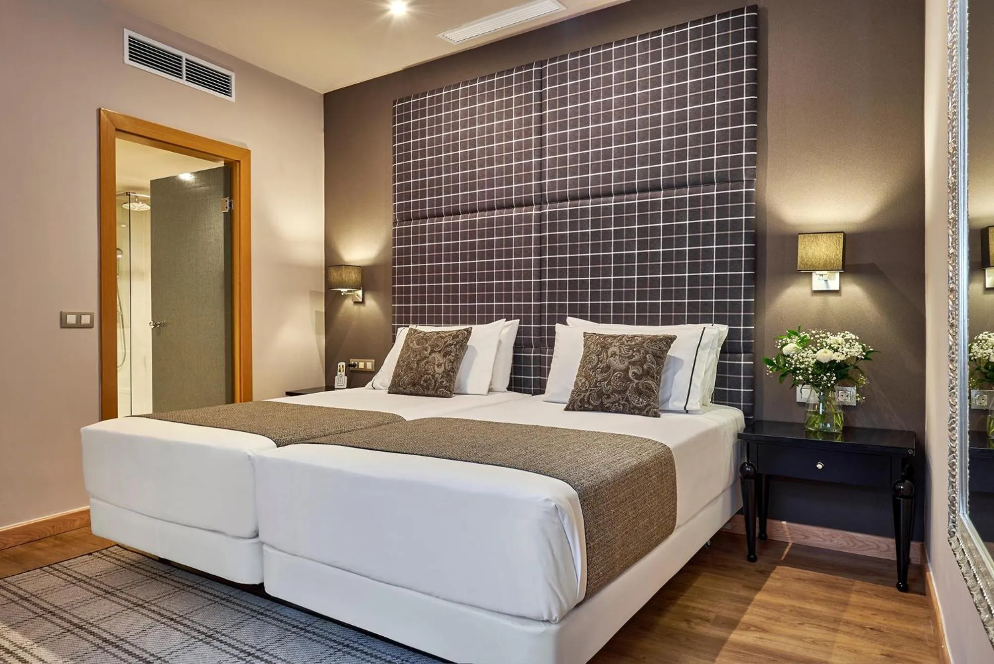 Photo of the whole room, Bed in Hesperia Barcelona Barri Gòtic