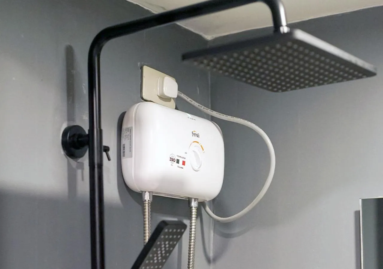 Shower in mySTAY Hotel BGC West