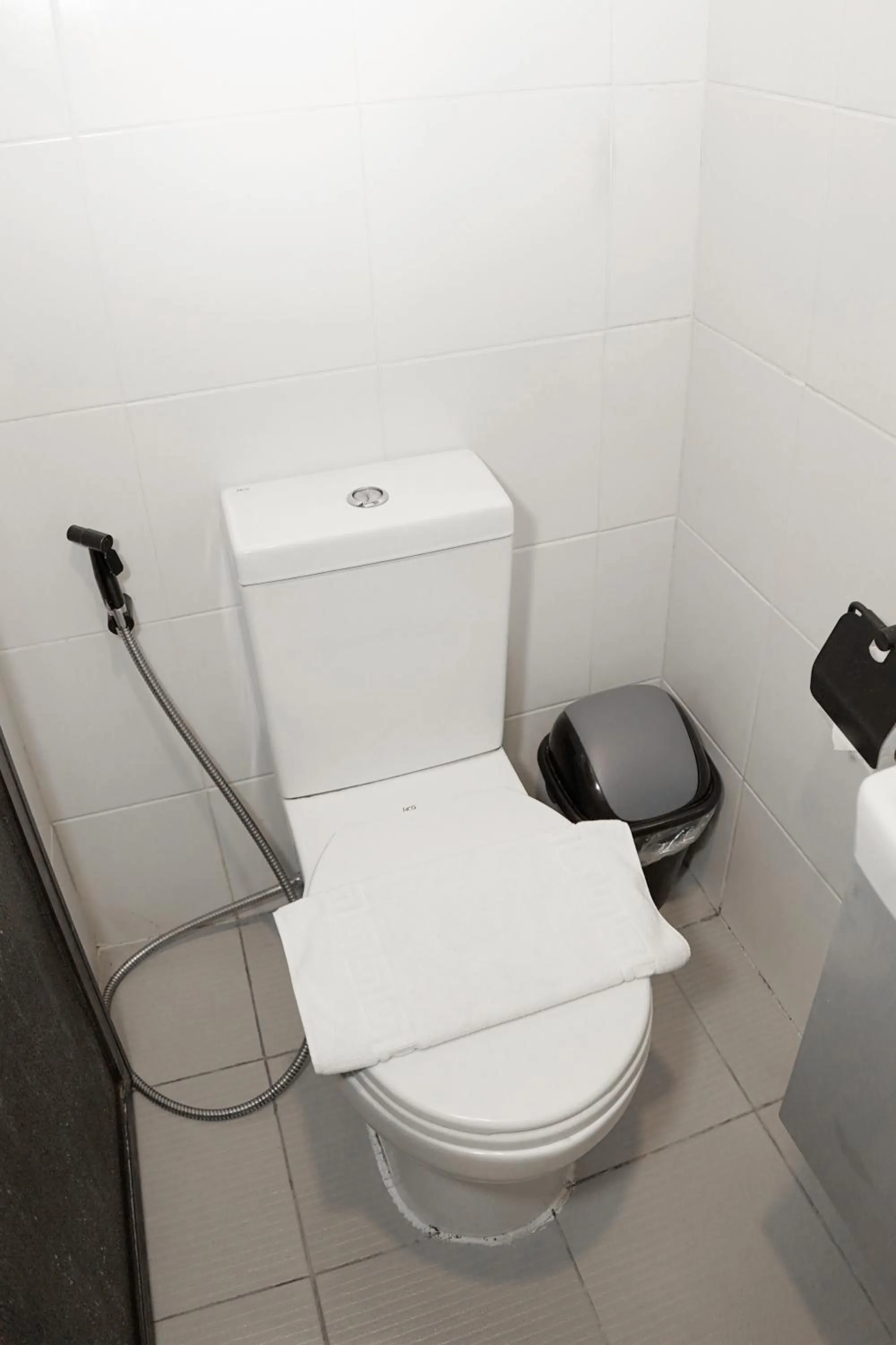 Toilet in mySTAY Hotel BGC North