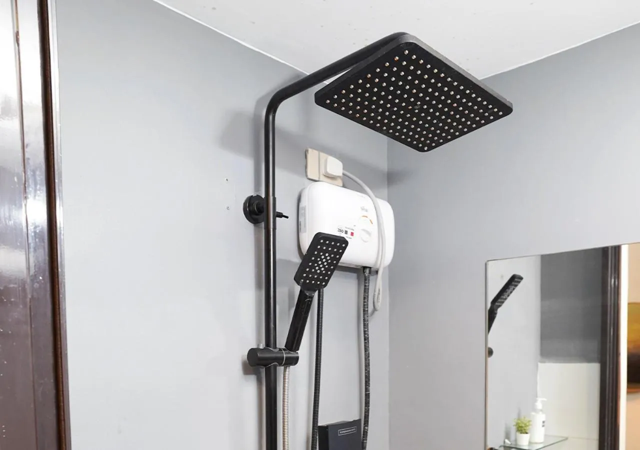 Shower in mySTAY Hotel BGC North