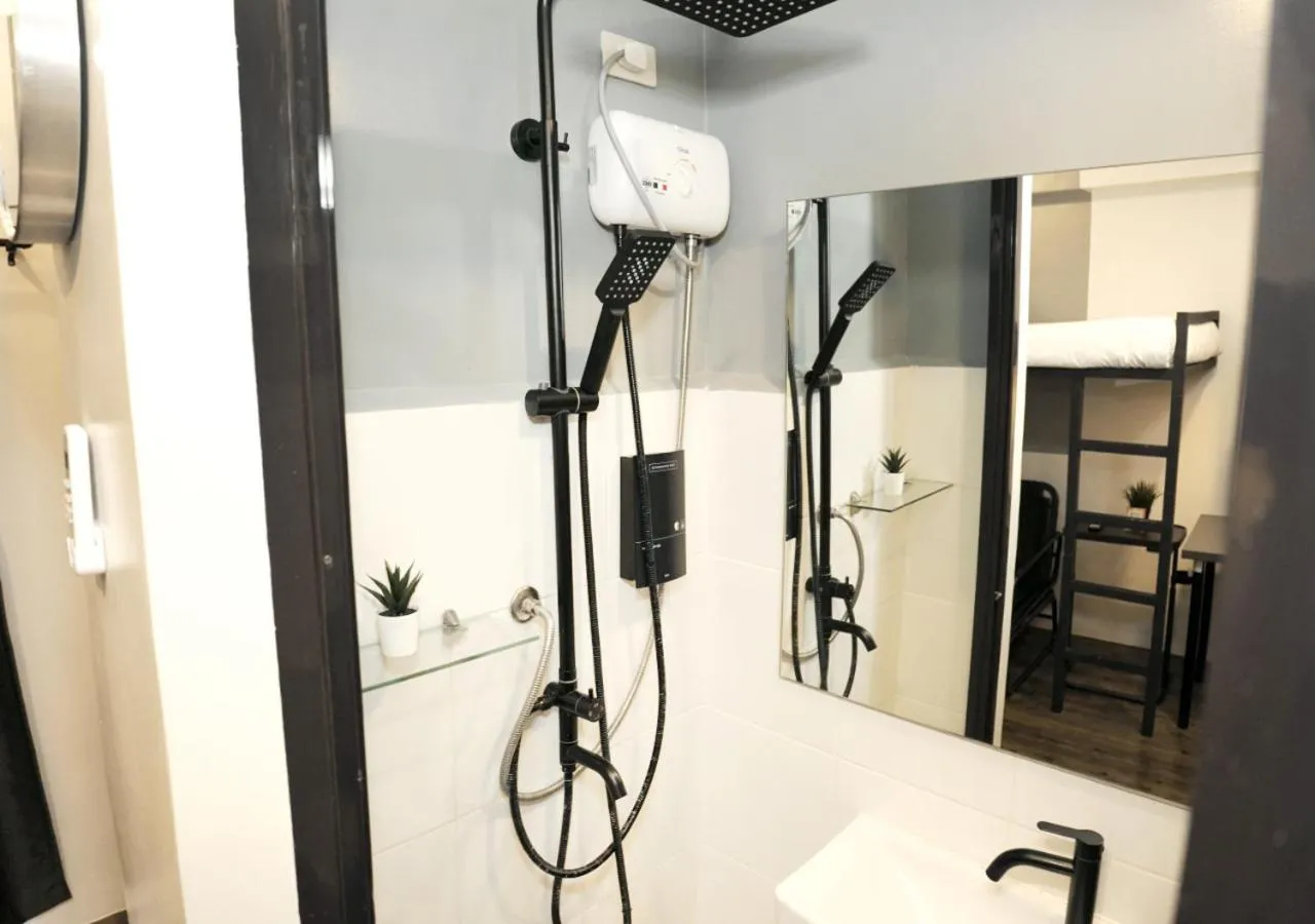 Shower in mySTAY Hotel BGC North