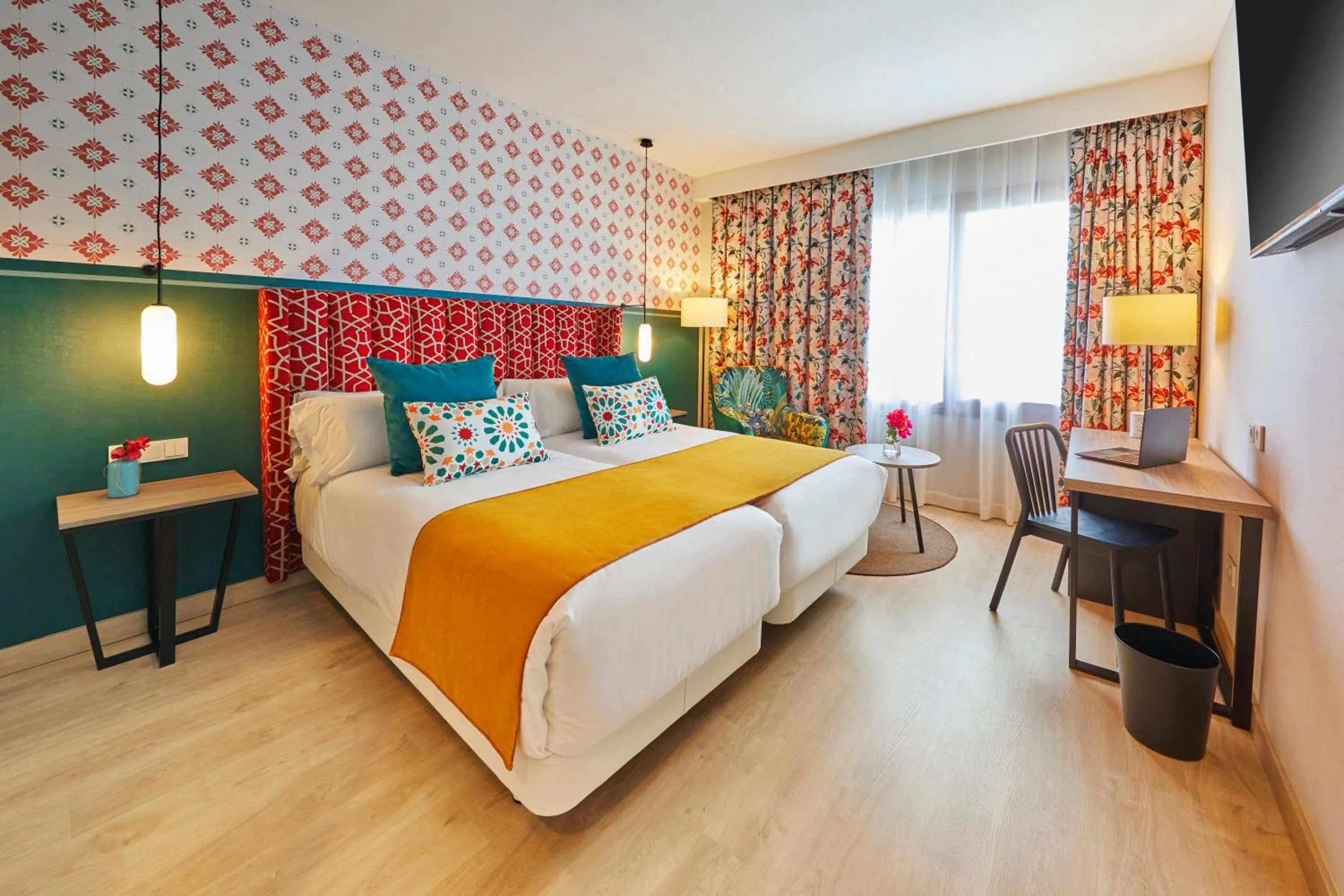 Photo of the whole room, Bed in Hesperia Sevilla