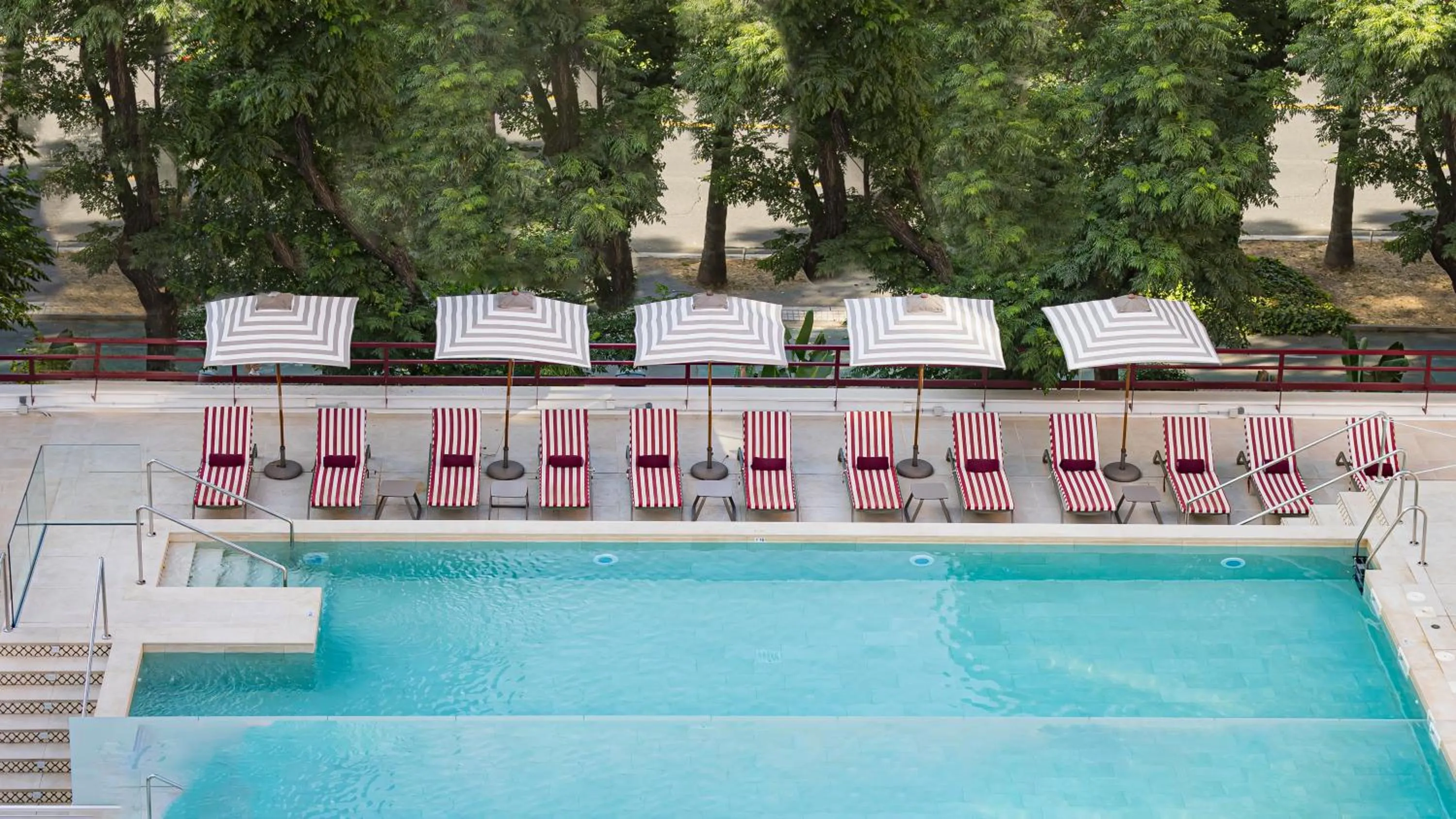 Swimming pool in Hesperia Sevilla