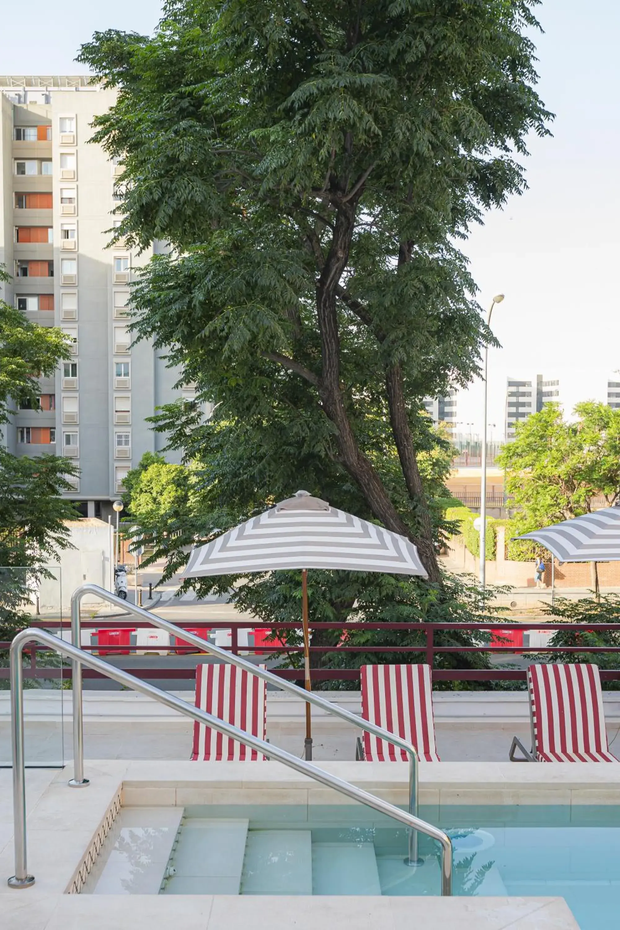 Swimming pool in Hesperia Sevilla Swimming pool in Hesperia Sevilla