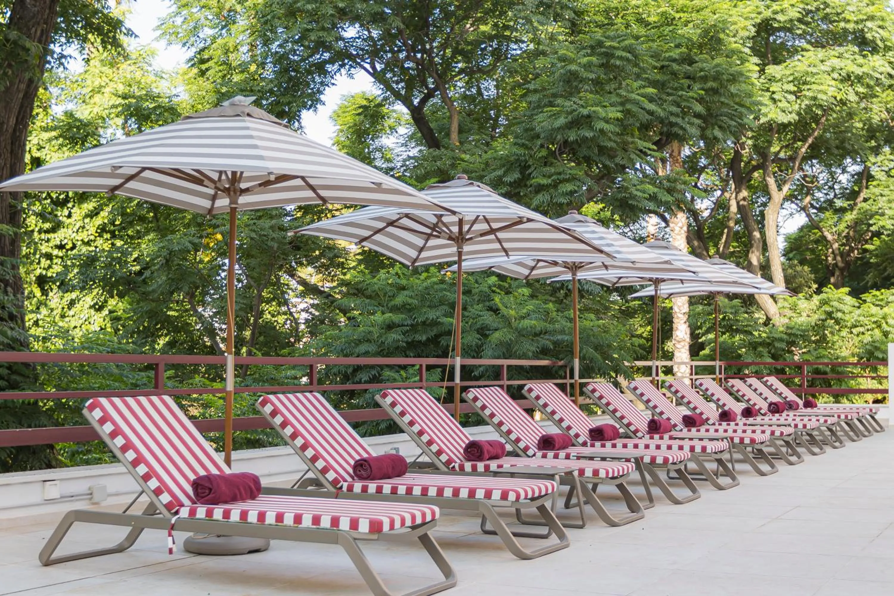 Swimming pool in Hesperia Sevilla