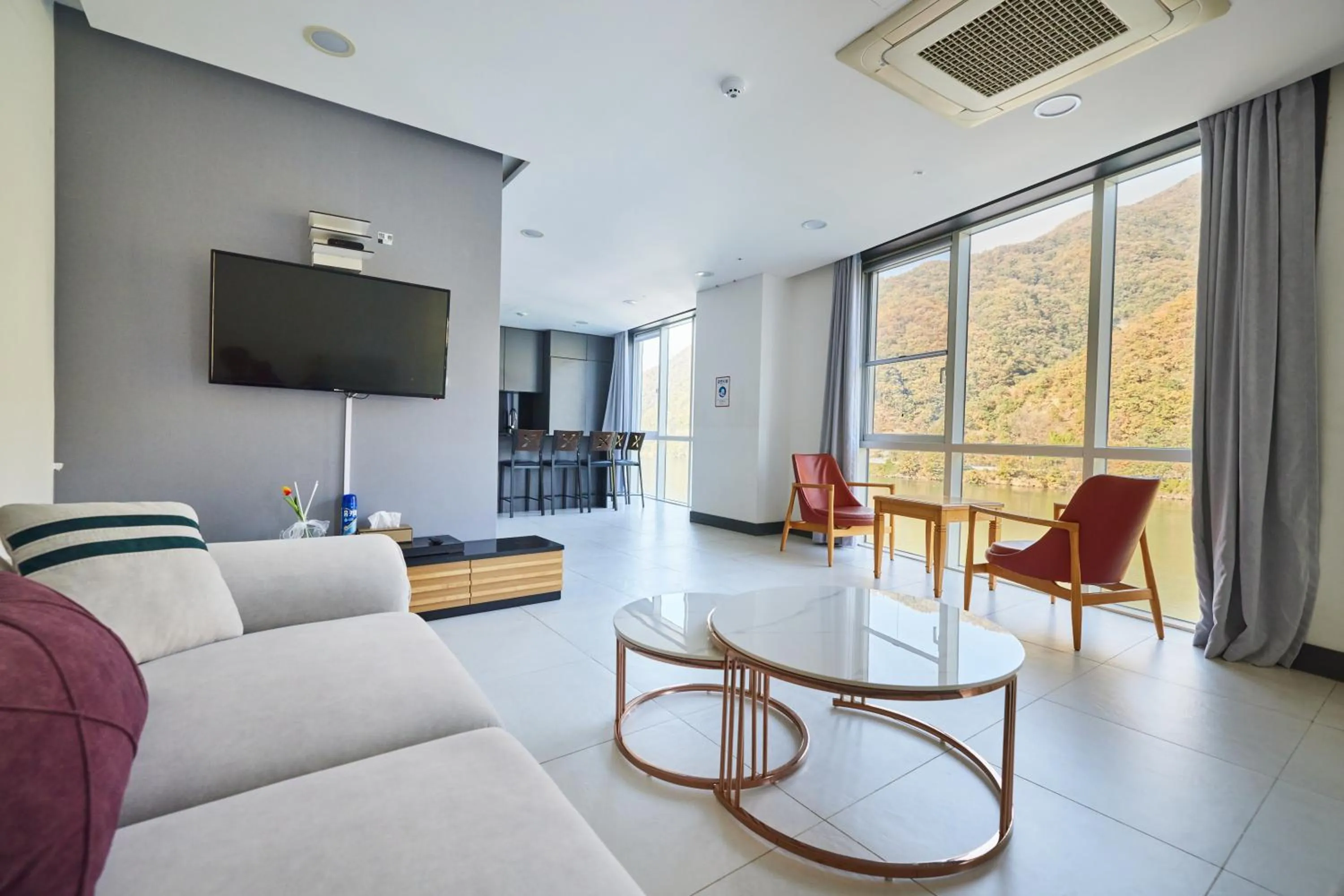 Living room in YJ Hotel