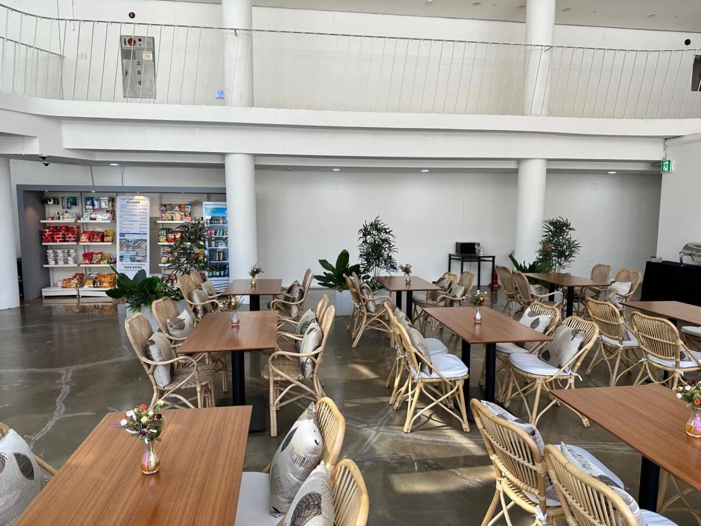 Restaurant/places to eat in YJ Hotel