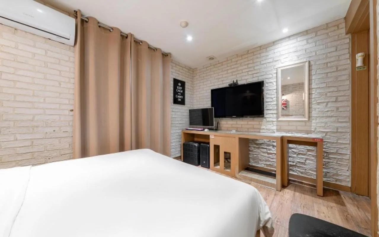 Property building, Bed in Laria Hotel