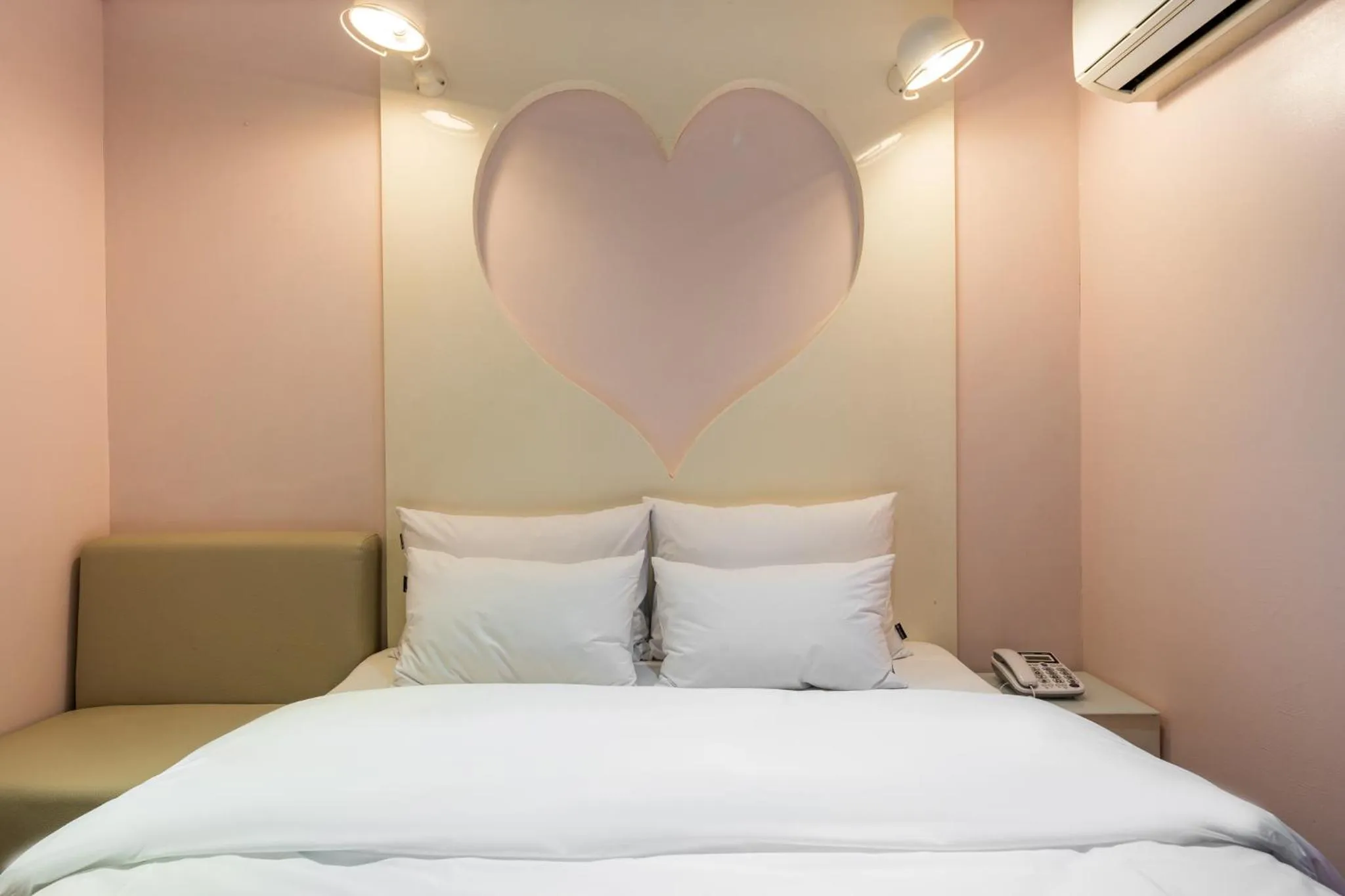 Property building, Bed in Laria Hotel